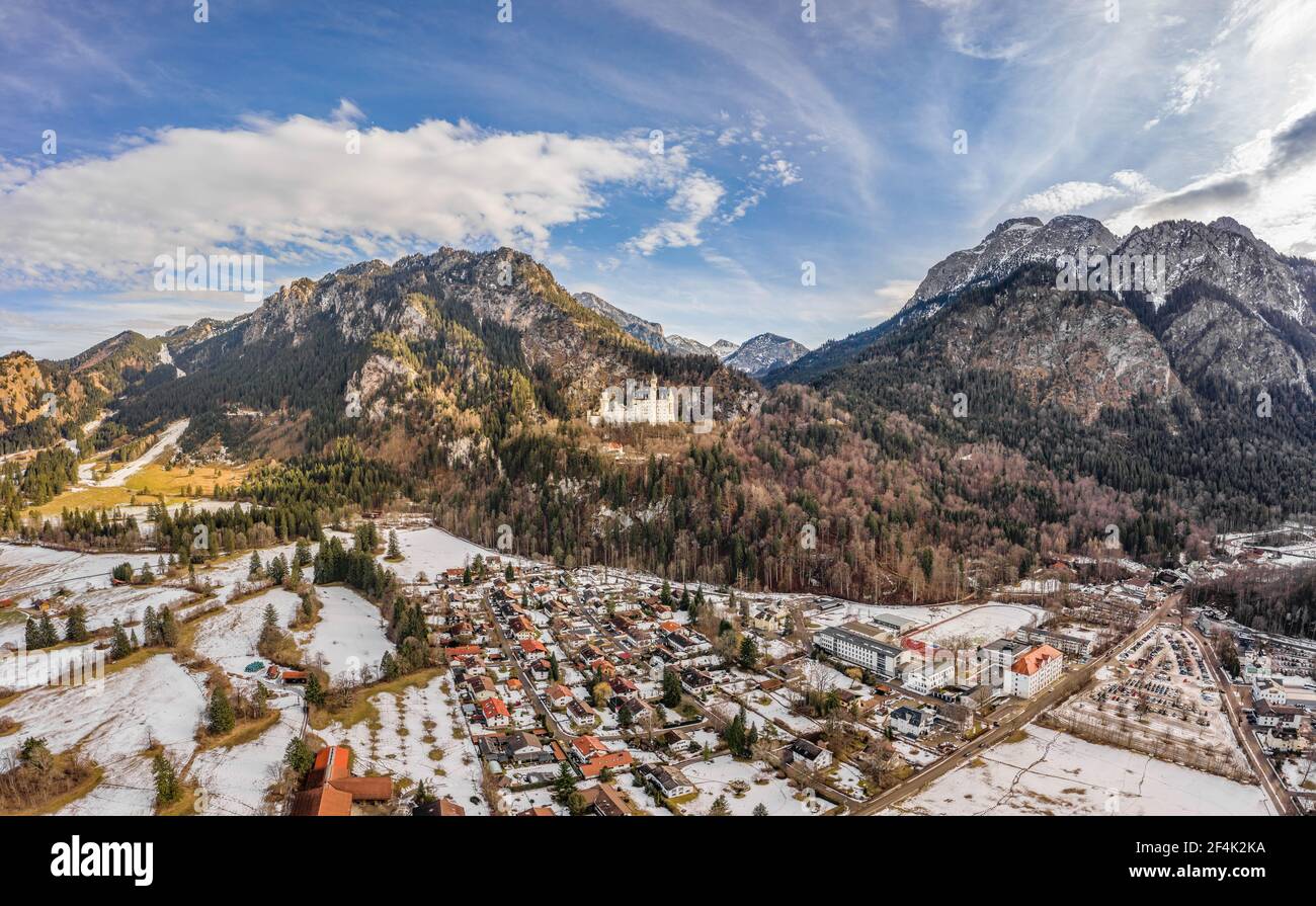 Luftdrohnenaufnahme des malerischen Schlosses Neuschwanstein auf einem verschneiten Hügel Im Winter Sonnenlicht in Deutschland Stockfoto