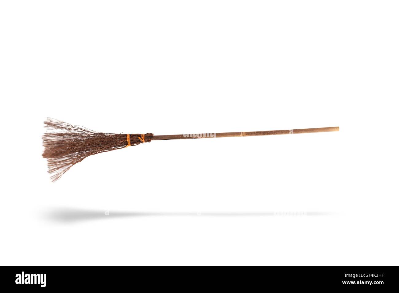 Hexen Broomstick oder Besen schweben und isoliert auf einem weißen Hintergrund mit Besenschatten. Stockfoto