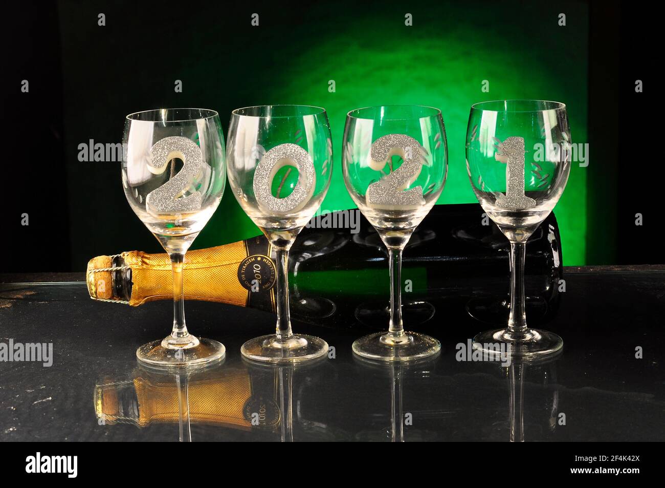 Neujahr 2021 auf Weingläser in der Nähe einer Champagnerflasche Stockfoto