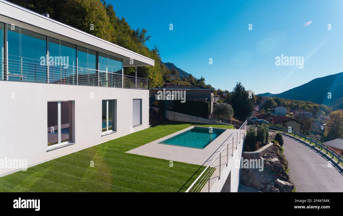 Moderne Luxusvilla mit Garten und Pool, in der Schweiz, Tessin. Stockfoto