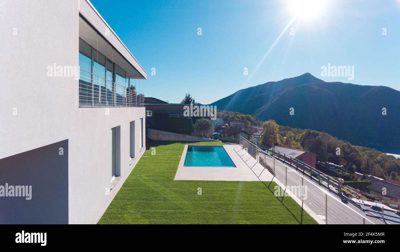Moderne Luxusvilla mit Garten und Pool Stockfoto