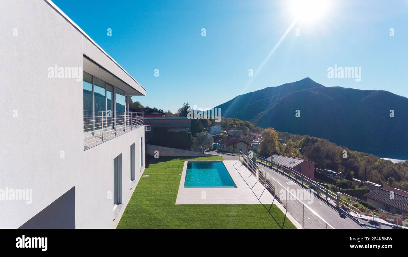 Moderne Luxusvilla mit Garten und Pool Stockfoto