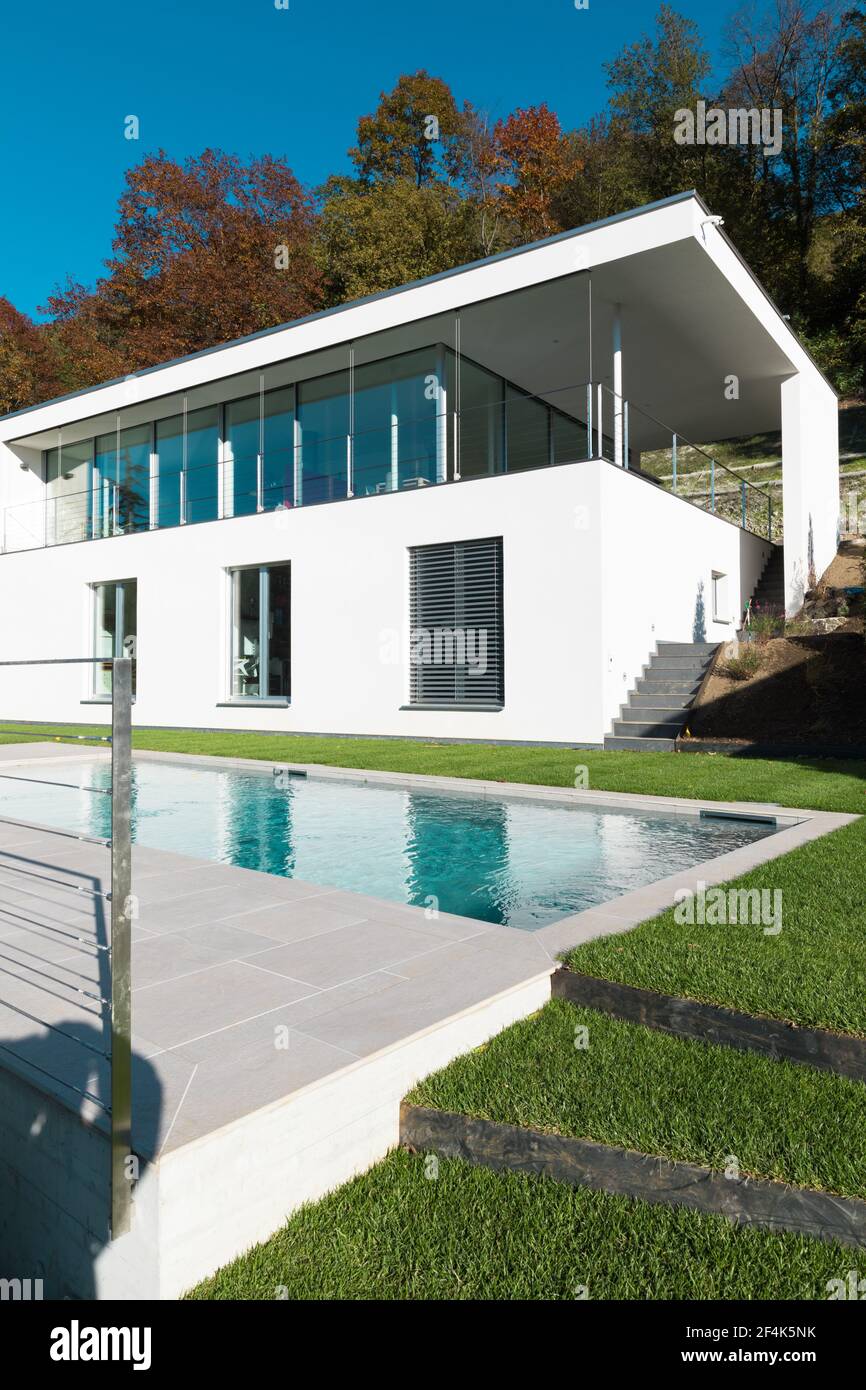 Moderne weiße Villa mit Garten Stockfoto