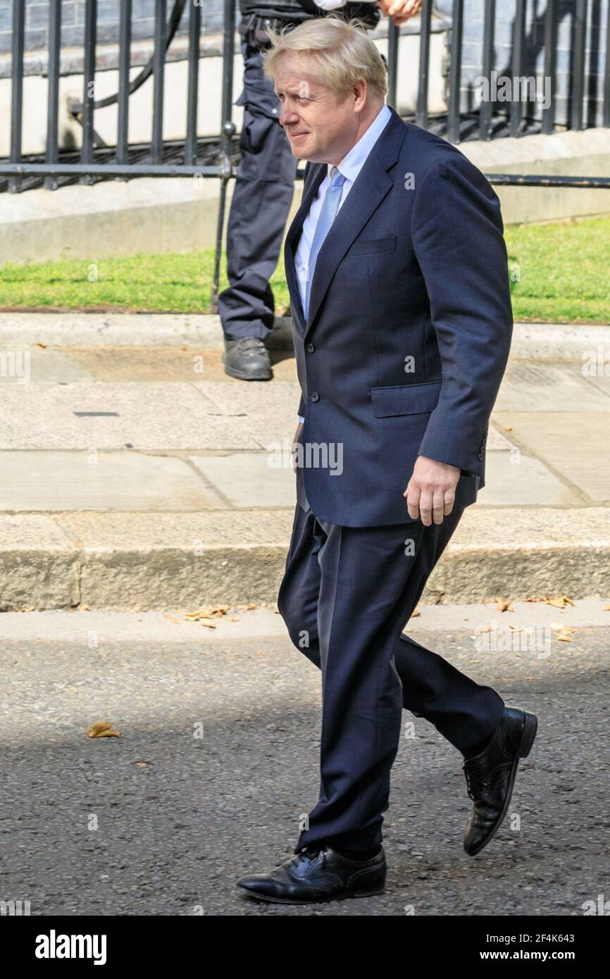 Der britische Premierminister Boris Johnson geht vor die Downing Street Nr. 10, Westminster, London, Großbritannien Stockfoto