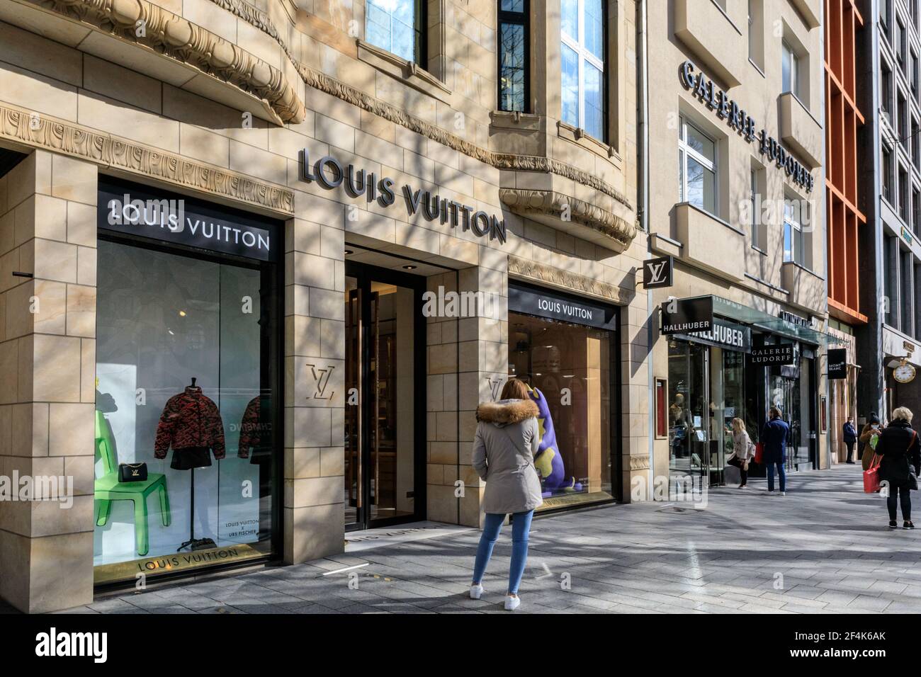 Louis Vuitton Shop in der Königsallee, (kurze Kö), berühmte Einkaufsmeile  in Düsseldorf, Deutschland Stockfotografie - Alamy