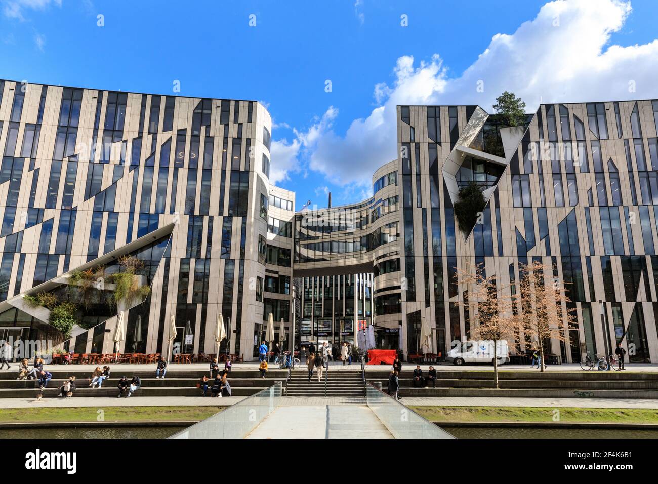 Kö-Bogen Einkaufszentrum und Mall außen, Menschen sitzen in der Sonne, Düsseldorf, NRW, Deutschland Stockfoto