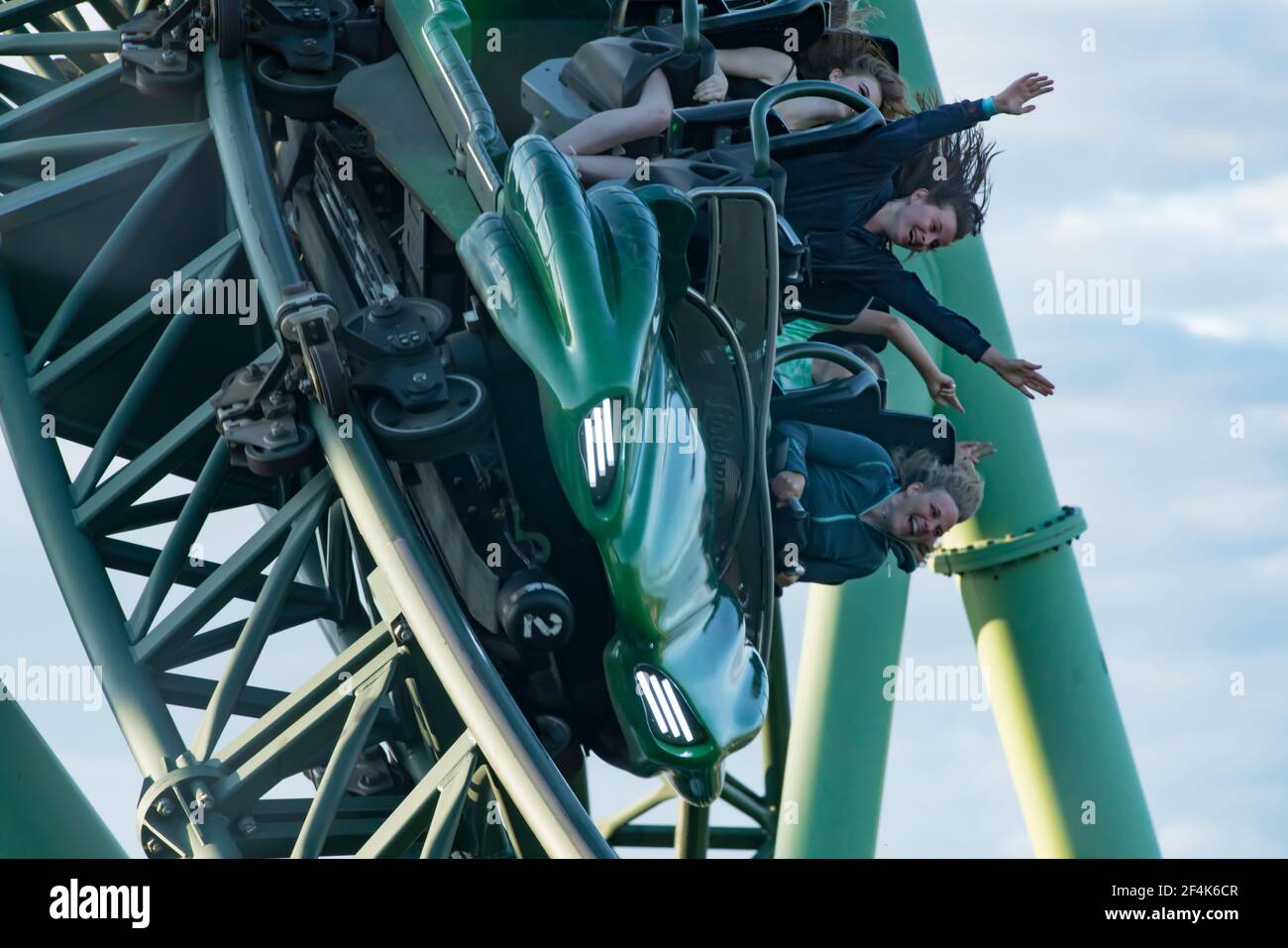 Menschen, die während der Roller Coaster Ride Helix schreiend und die Hände hochhalten Stockfoto