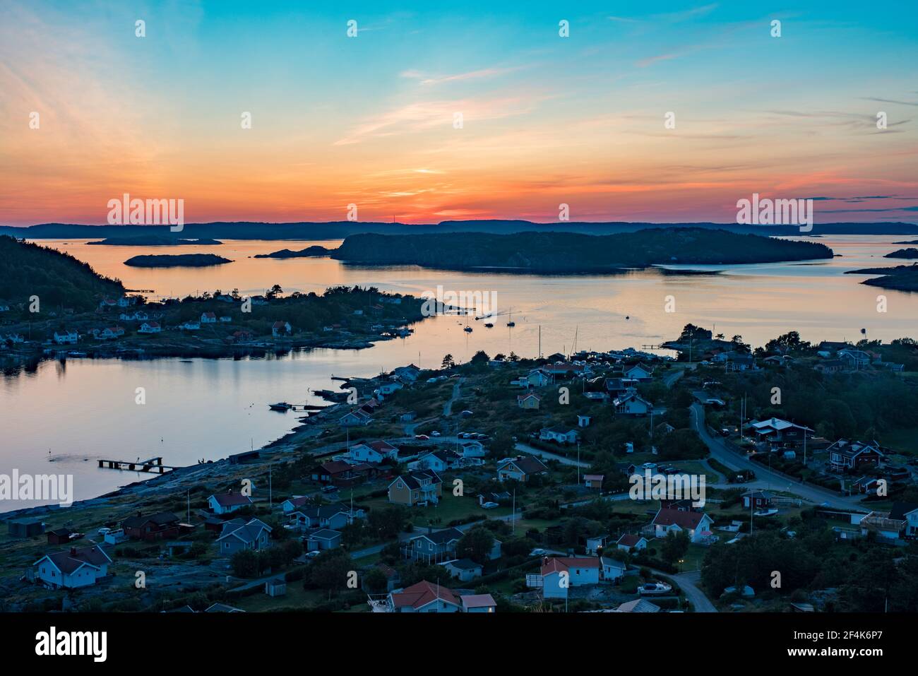 Sonnenuntergang über dem Archipel von Rortangen und der großen Insel Bratton Schweden Stockfoto