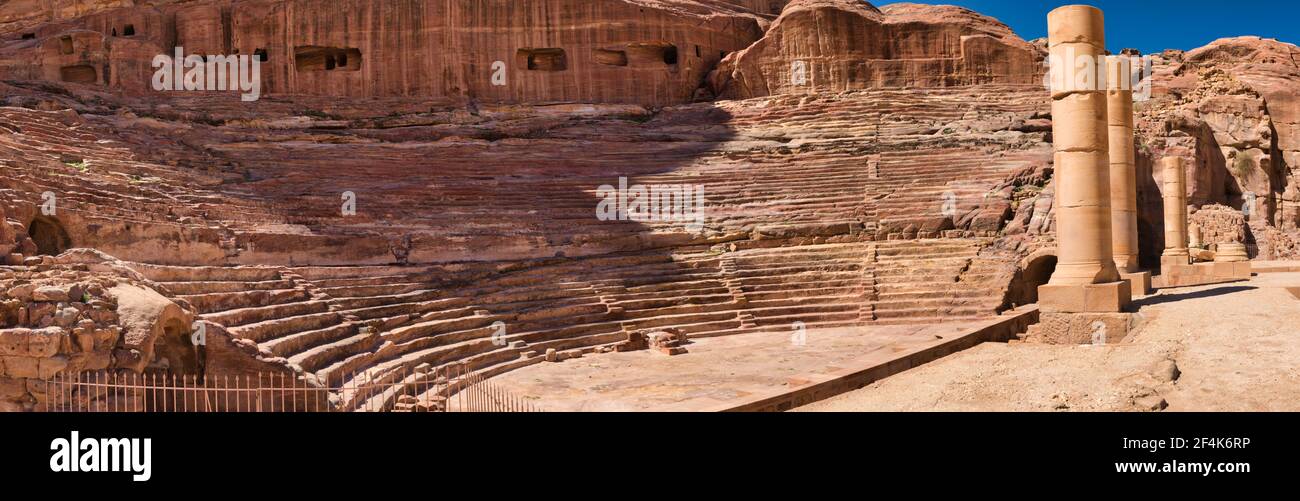 Panoramablick auf das Nabatäische Amphitheater an der historischen Stätte Petra in Jordanien. Stockfoto