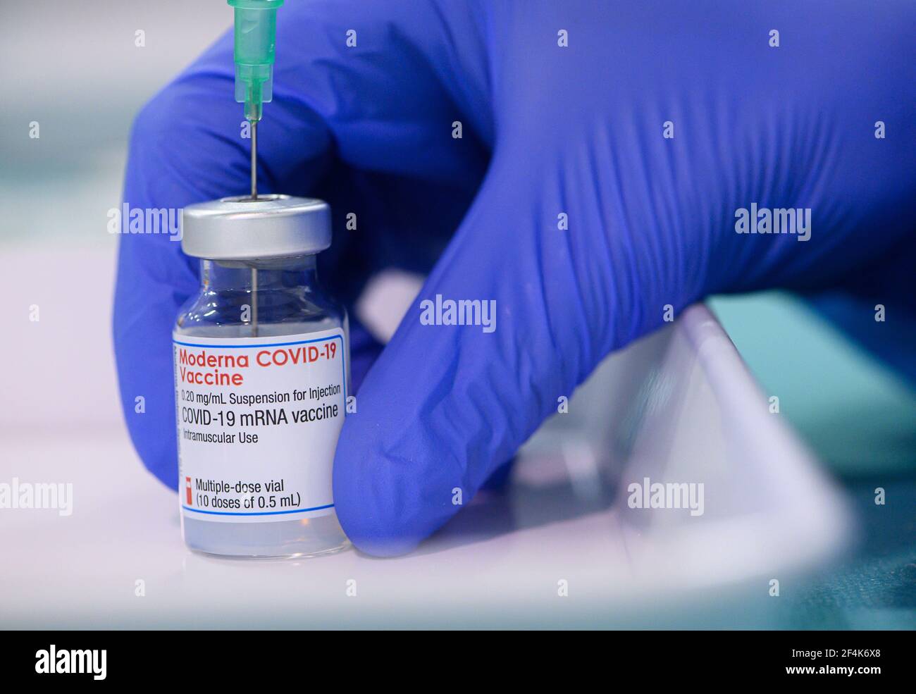 Dresden, Deutschland. März 2021, 20th. Ein Mitarbeiter im Impfzentrum der Messe Dresden bereitet eine Spritze mit dem Wirkstoff Moderna gegen Corona zur Impfung vor. Das Land Sachsen nimmt die Impfungen mit dem Impfstoff AstraZeneca wieder auf. Die Impfungen mit dem Impfstoff AstraZeneca waren am Montag nach Auftreten von Blutgerinnseln im zeitlichen Zusammenhang mit Impfungen für kurze Zeit eingestellt worden. Quelle: Robert Michael/dpa-Zentralbild/ZB/dpa/Alamy Live News Stockfoto