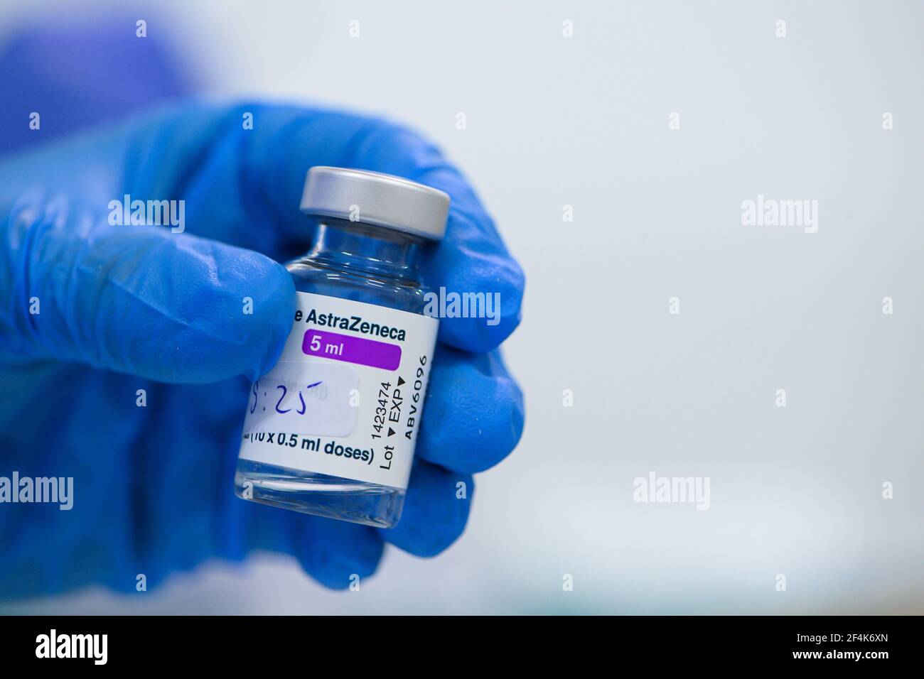 Dresden, Deutschland. März 2021, 20th. Ein Mitarbeiter des Impfzentrums der Messe Dresden hält eine Ampulle mit dem Wirkstoff von AstraZeneca gegen Corona in der Hand. Das Land Sachsen nimmt die Impfungen mit dem Impfstoff AstraZeneca wieder auf. Die Impfungen mit dem Impfstoff AstraZeneca waren am Montag nach dem Auftreten von Blutgerinnseln im zeitlichen Zusammenhang mit Impfungen für kurze Zeit eingestellt worden. Quelle: Robert Michael/dpa-Zentralbild/ZB/dpa/Alamy Live News Stockfoto