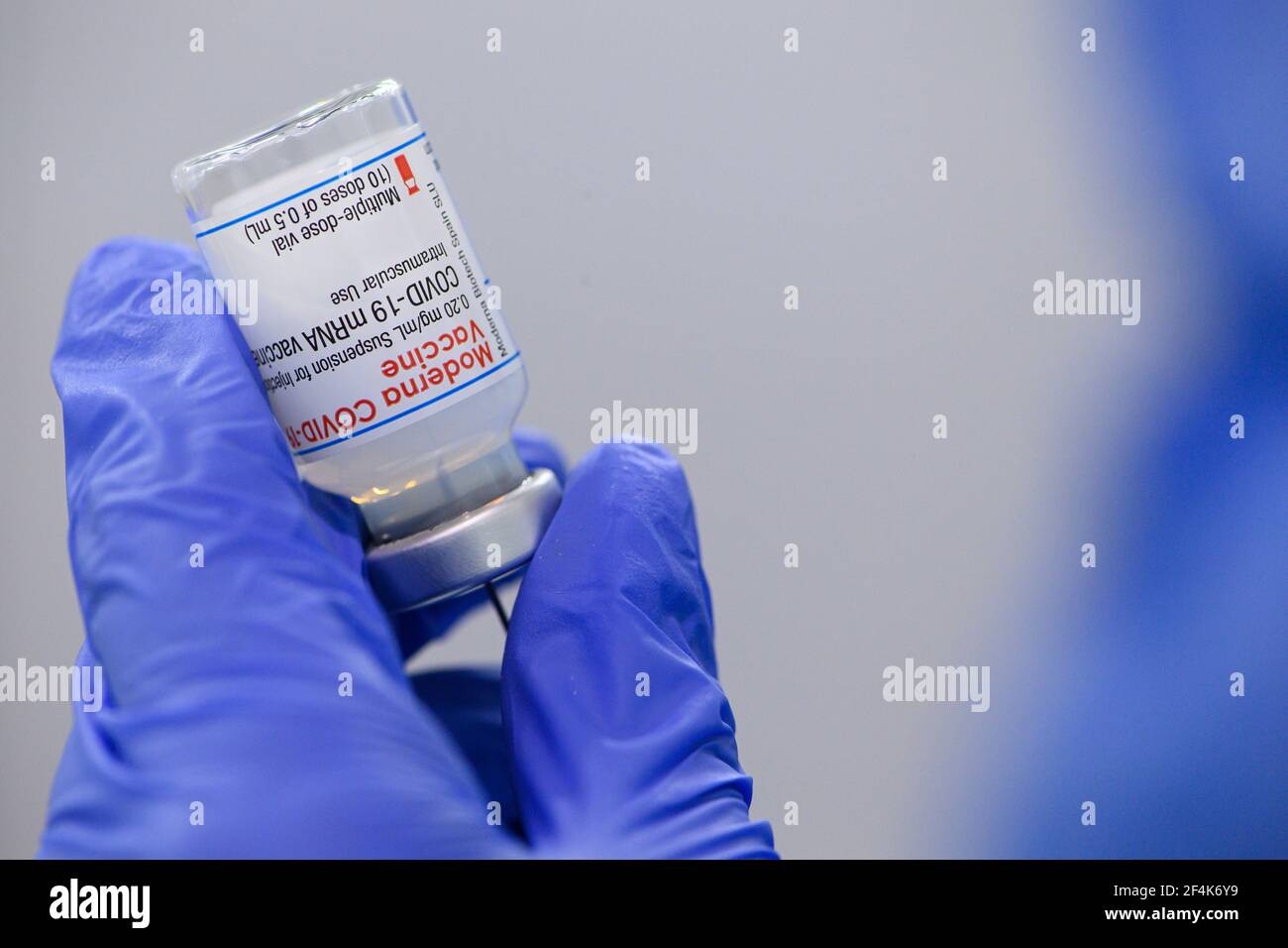 Dresden, Deutschland. März 2021, 20th. Ein Mitarbeiter im Impfzentrum der Messe Dresden bereitet eine Spritze mit dem Wirkstoff Moderna gegen Corona zur Impfung vor. Das Land Sachsen nimmt die Impfungen mit dem Impfstoff AstraZeneca wieder auf. Die Impfungen mit dem Impfstoff AstraZeneca waren am Montag nach Auftreten von Blutgerinnseln im zeitlichen Zusammenhang mit Impfungen für kurze Zeit eingestellt worden. Quelle: Robert Michael/dpa-Zentralbild/ZB/dpa/Alamy Live News Stockfoto