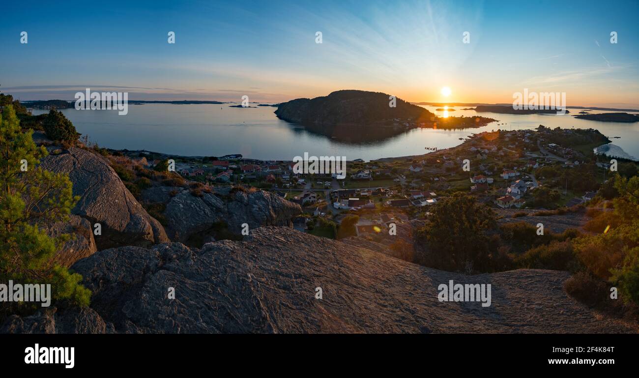 Sonnenuntergang über dem Archipel von Rortangen und der großen Insel Bratton Schweden Stockfoto