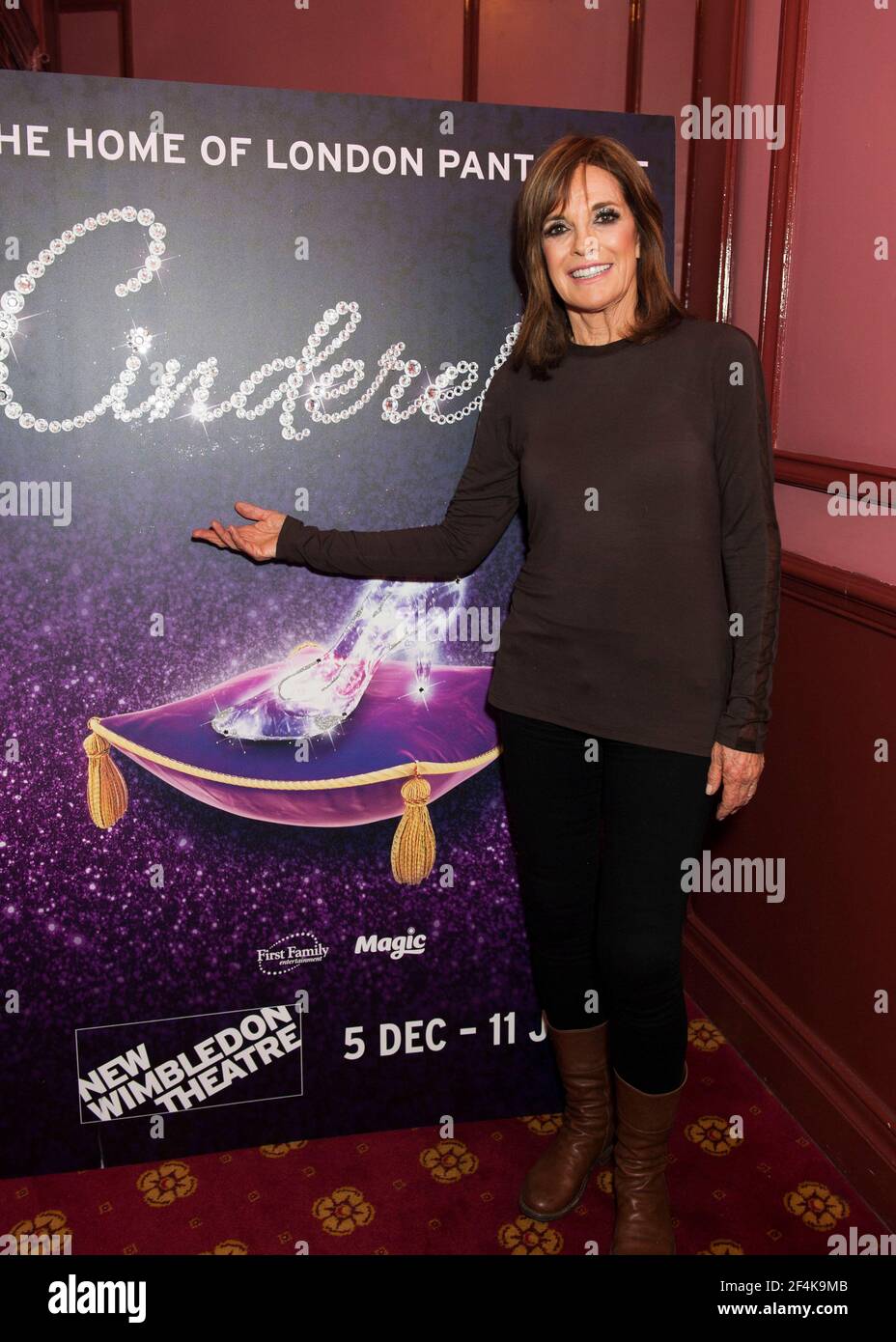 Linda Gray besucht die Aschenputtel-Afterparty im New Wimbledon Theatre, Wimbledon - London Stockfoto