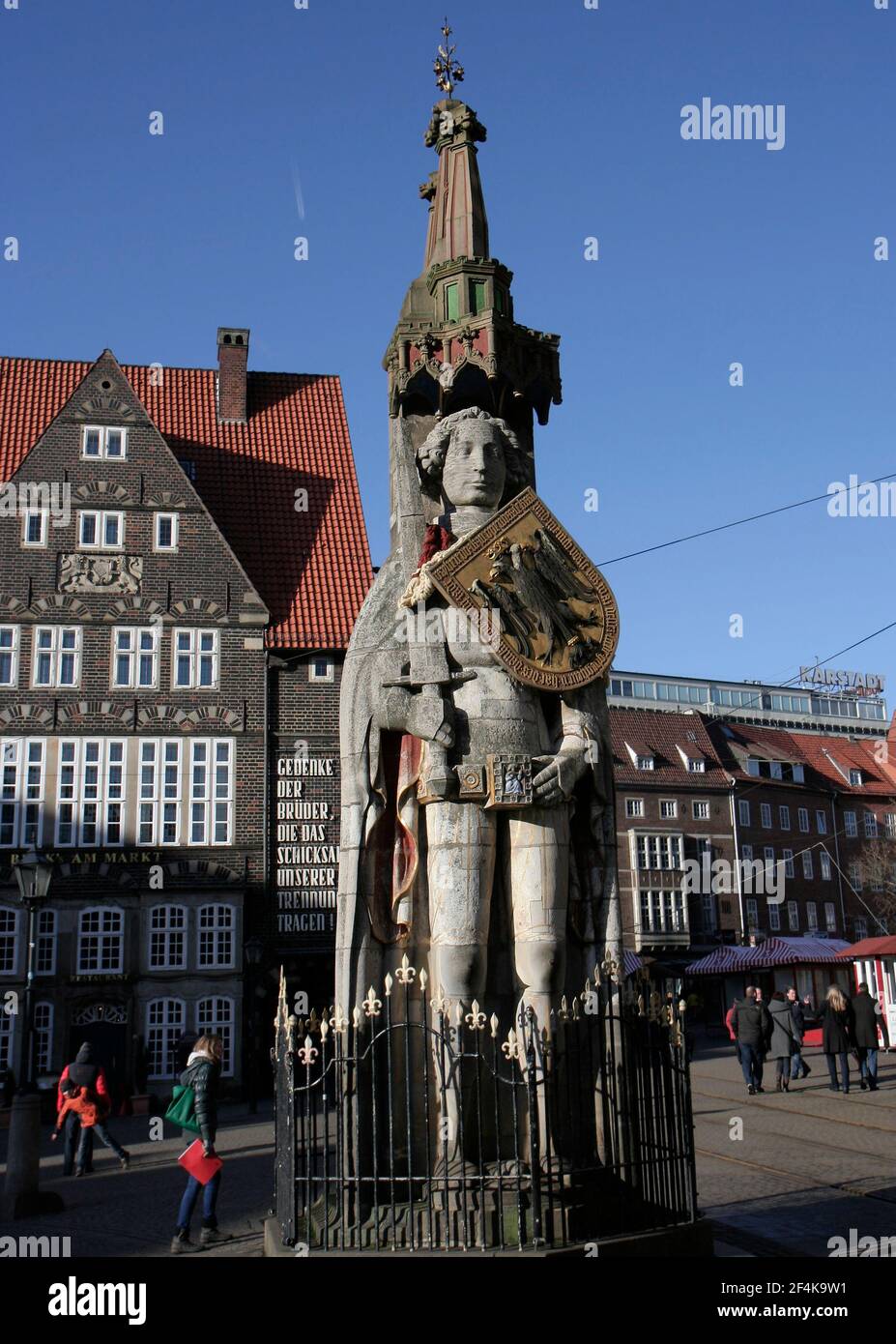 BREMEN, DEUTSCHLAND-FEBRUAR 2: Menschen gehen an der Rolandstatue in der Altstadt vorbei. Februar 2,2014 in Bremen, Deutschland. Stockfoto