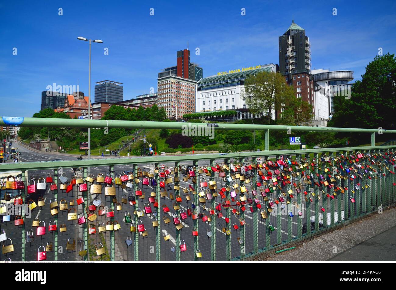 Geographie / Reisen, Deutschland, Hamburg, Liebesschlösser an der Balustrade der Stintfangbrücke, Hotel Harbo, Additional-Rights-Clearance-Info-Not-available Stockfoto