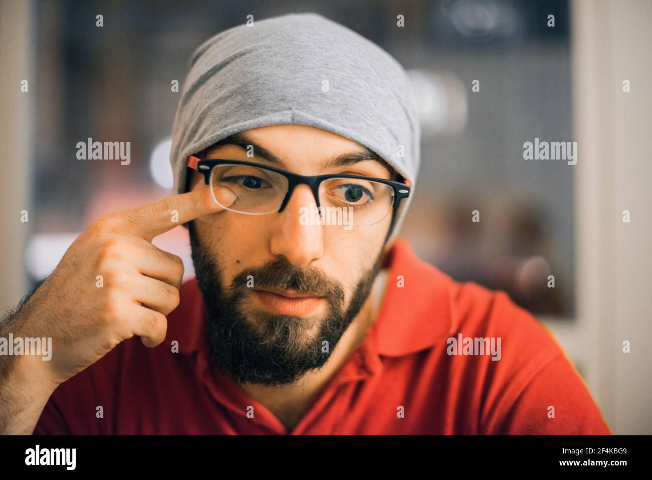 Tilburg, Niederlande. Young, syrischer Flüchtling in die Niederlande, sein linke Auge zu kratzen. Stockfoto