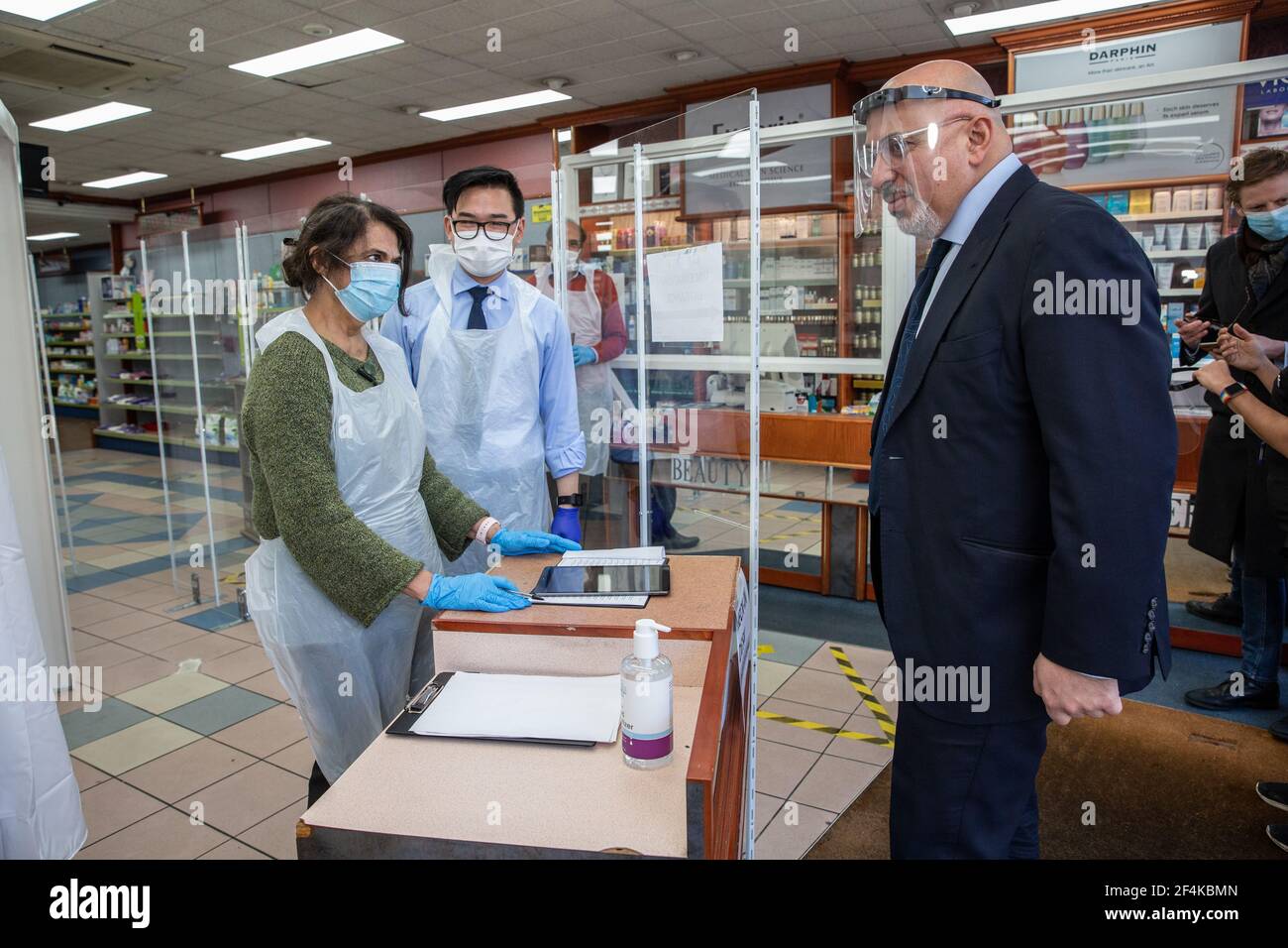 Nadhim Zahawi, britischer Minister für COVID-19-Impfstoffbereitstellung, erhält seine Coronavirus-Impfinjektion in Lewisham, Southeast London, Großbritannien Stockfoto