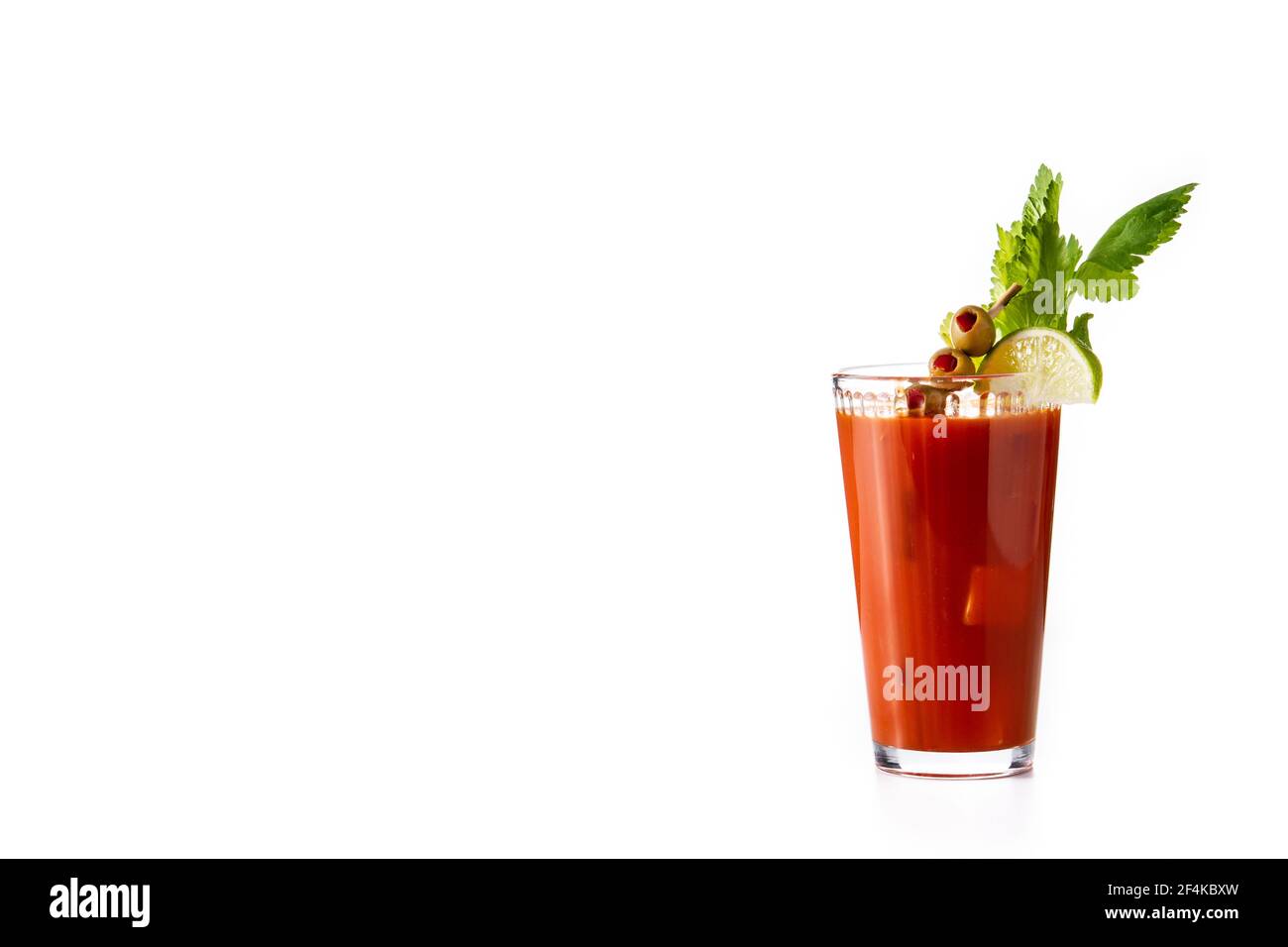 Bloody Mary Cocktail in Glas isoliert auf weißem Hintergrund Stockfoto