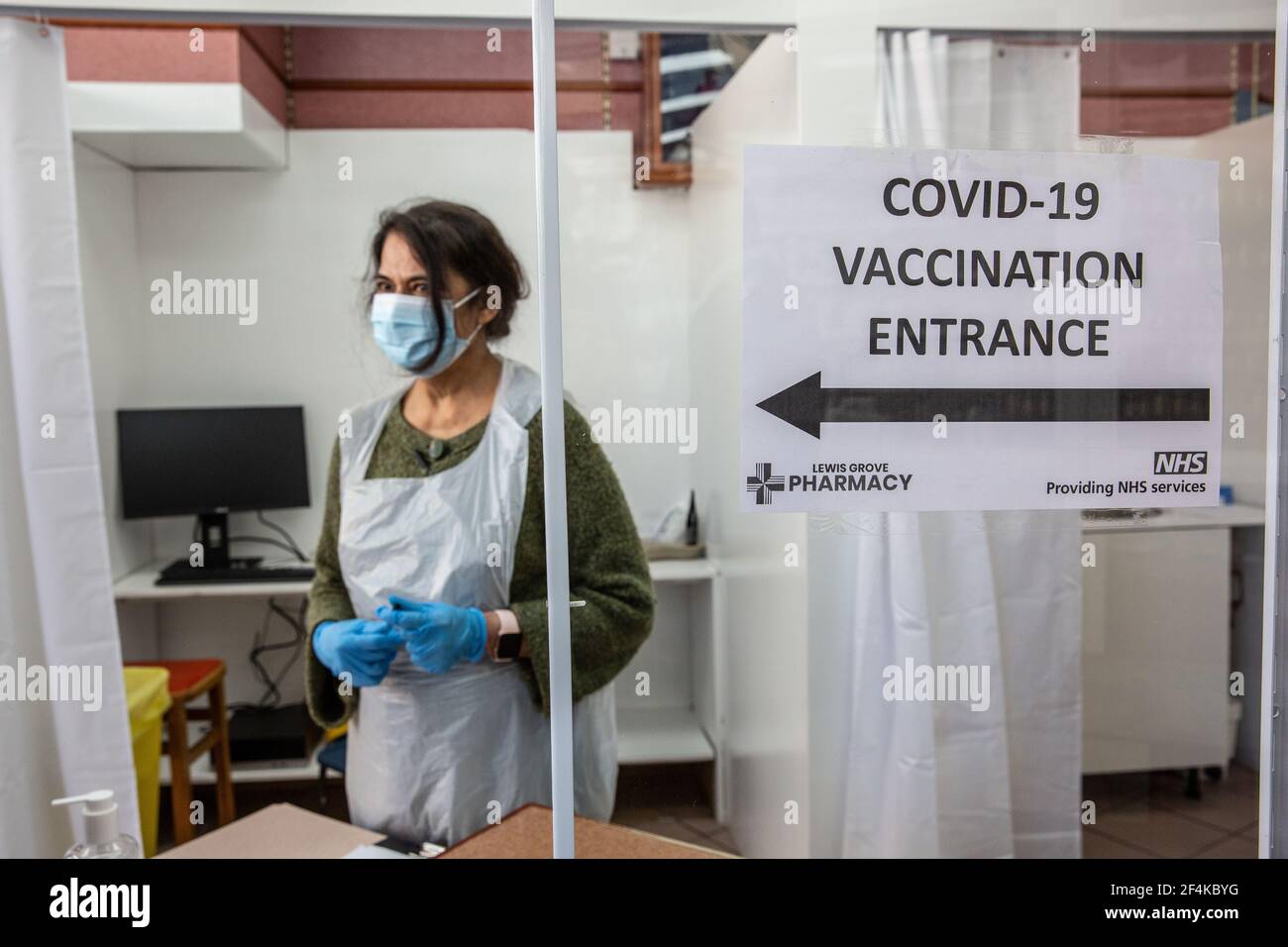 Nadhim Zahawi, britischer Minister für COVID-19-Impfstoffbereitstellung, erhält seine Coronavirus-Impfinjektion in Lewisham, Southeast London, Großbritannien Stockfoto