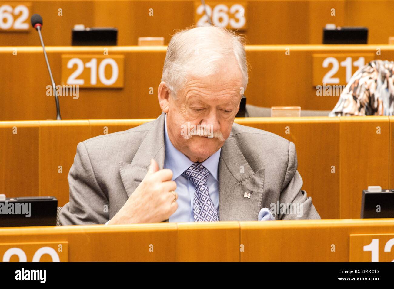Europäischer Parlamentarier. Roger Helmer, ein britischer Abgeordneter der unabhängigen Partei Großbritanniens, der seine Anwesenheit bei der Pelarssitzung von Europar vom 24. Februar 2016 vorbereitete. Stockfoto