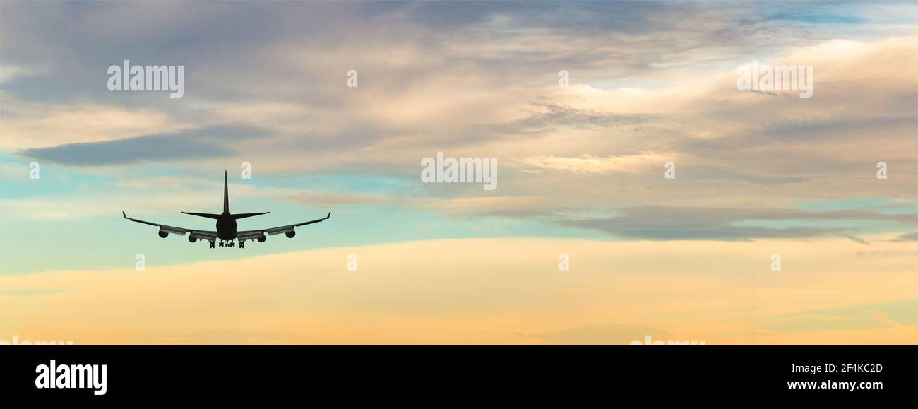 Flugzeug starten bei Sonnenuntergang. Stockfoto