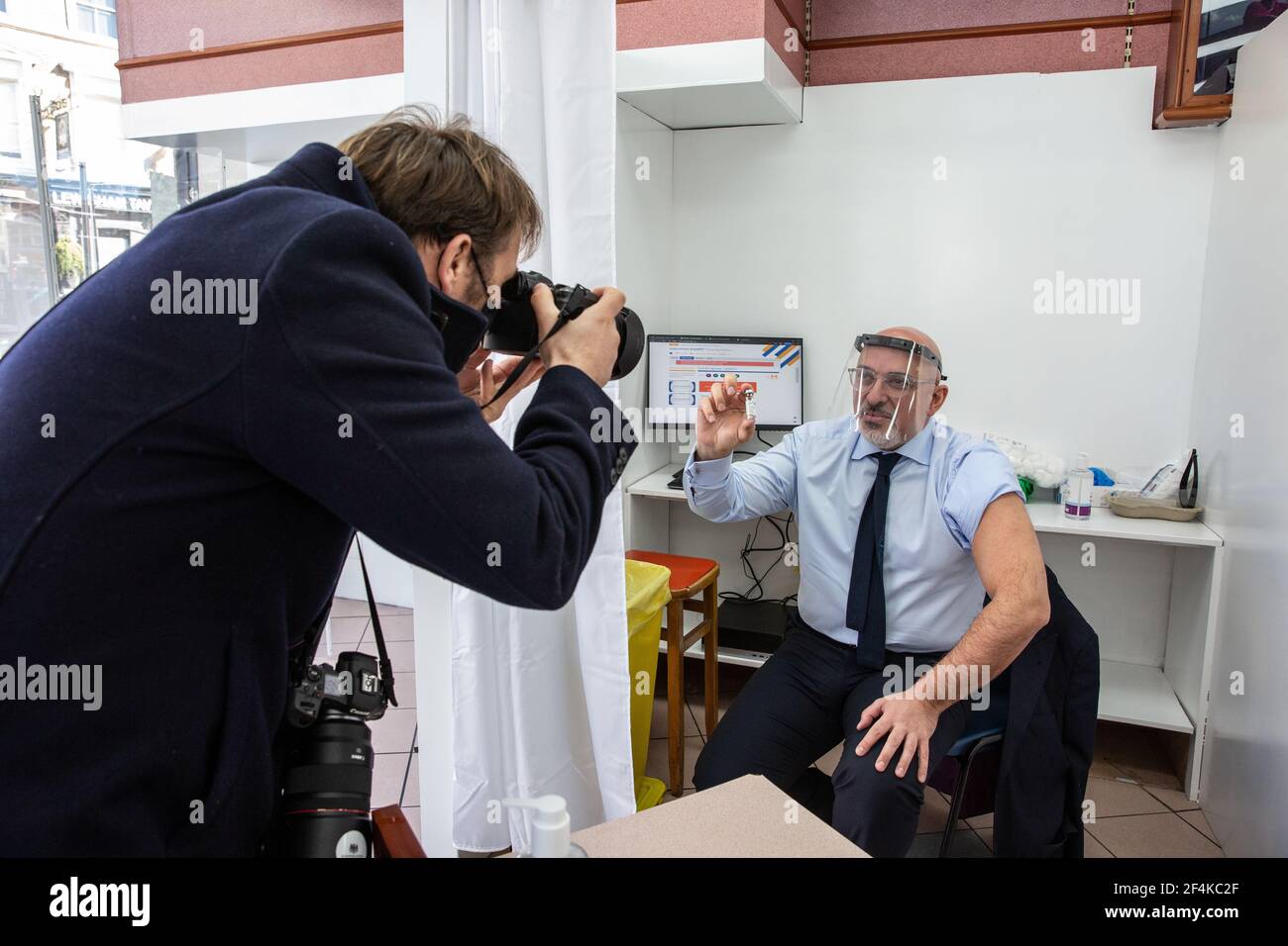 Nadhim Zahawi, britischer Minister für COVID-19-Impfstoffbereitstellung, erhält seine Coronavirus-Impfinjektion in Lewisham, Southeast London, Großbritannien Stockfoto