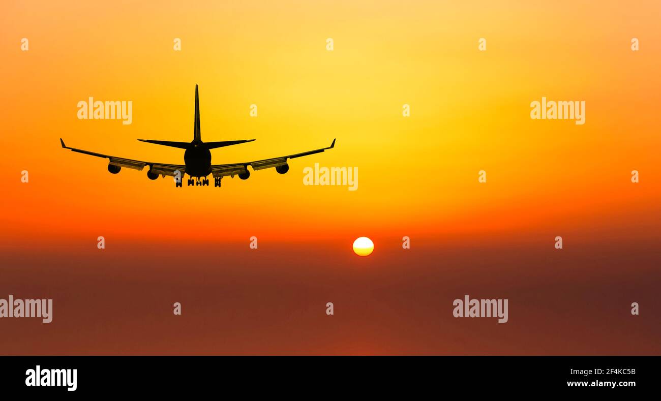 Flugzeug starten bei Sonnenuntergang. Stockfoto