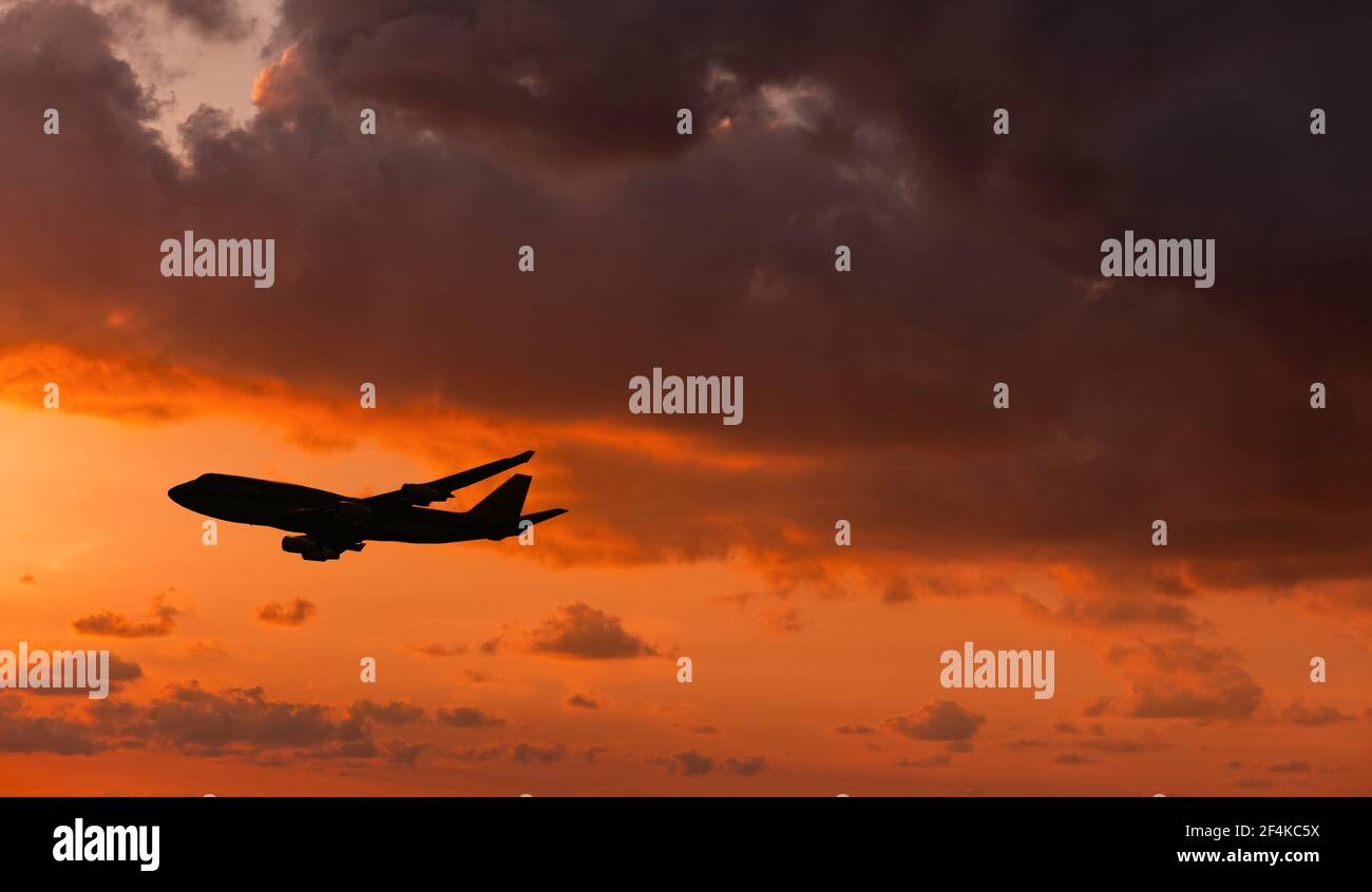 Flugzeug starten bei Sonnenuntergang. Stockfoto