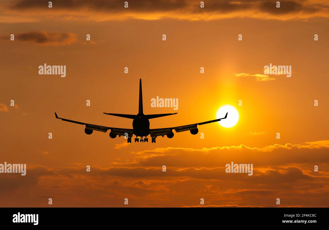 Flugzeug starten bei Sonnenuntergang. Stockfoto