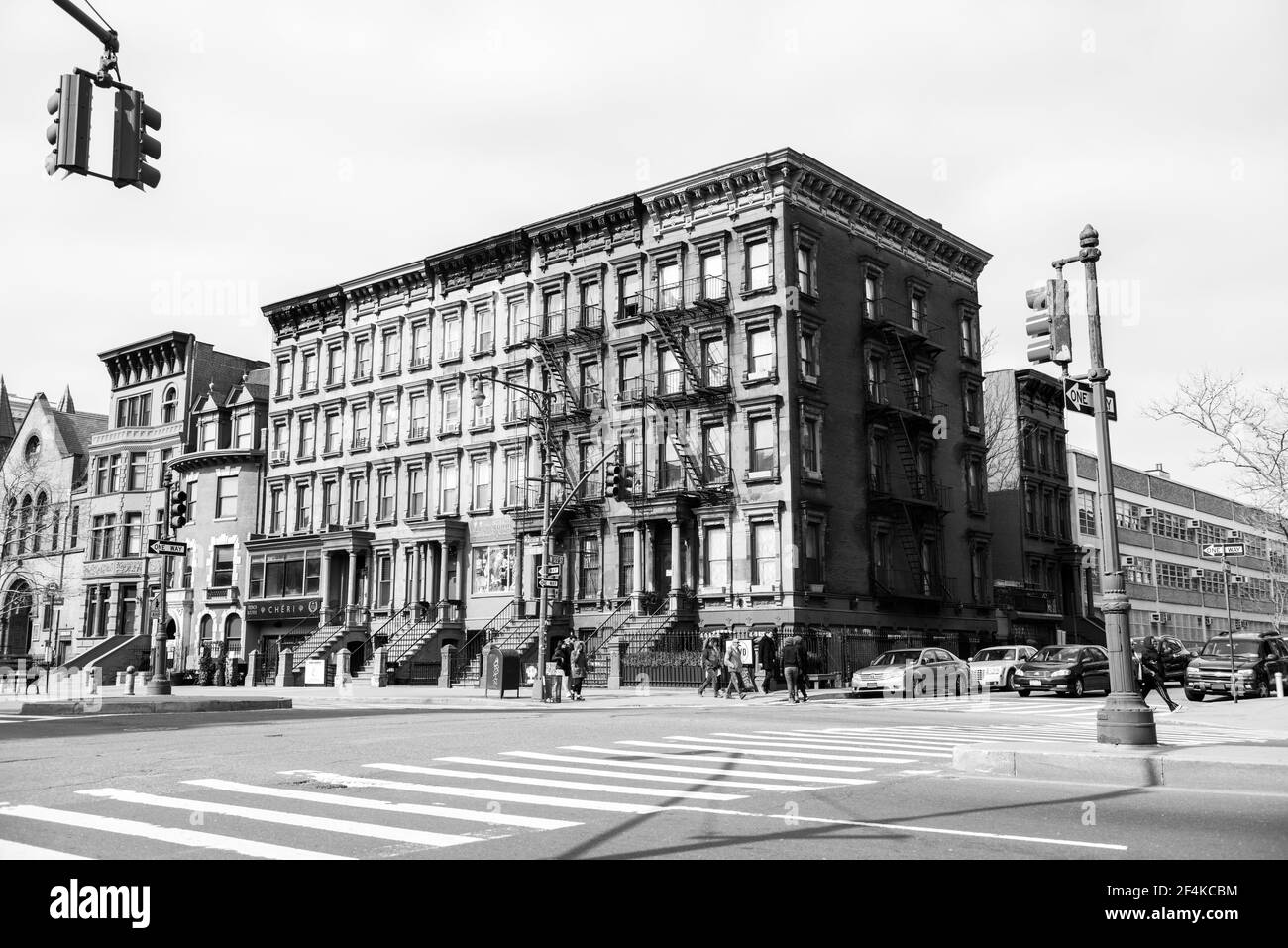 New York City, USA. Apartmentgebäude aus dem 19th. Jahrhundert, an einer Straßenecke des Malcolm X Blvd, Harlem, Manhattan. Stockfoto