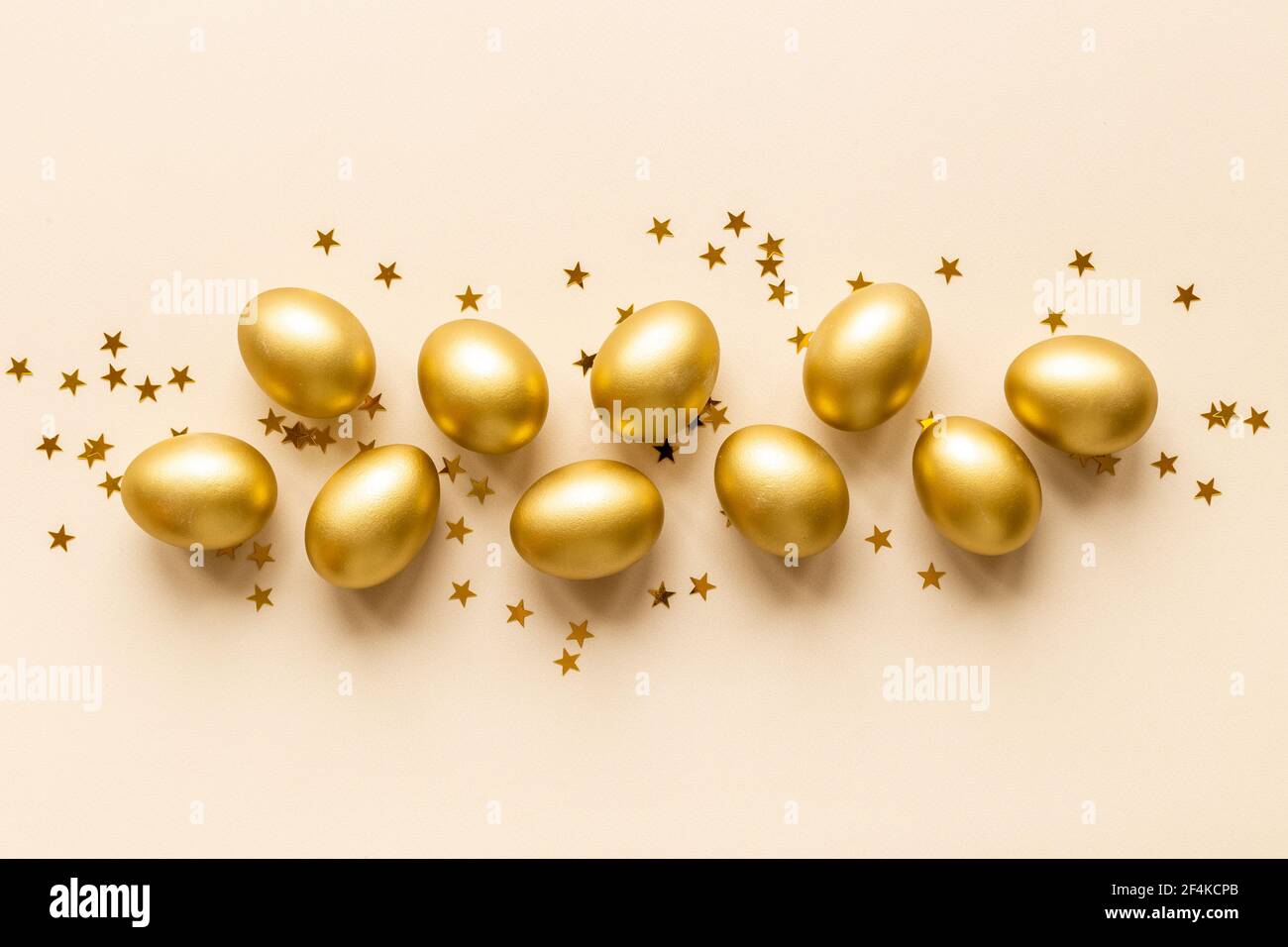 Goldene Ostereier mit Dekoration. Reichtum und viel Glück Konzept. Stockfoto