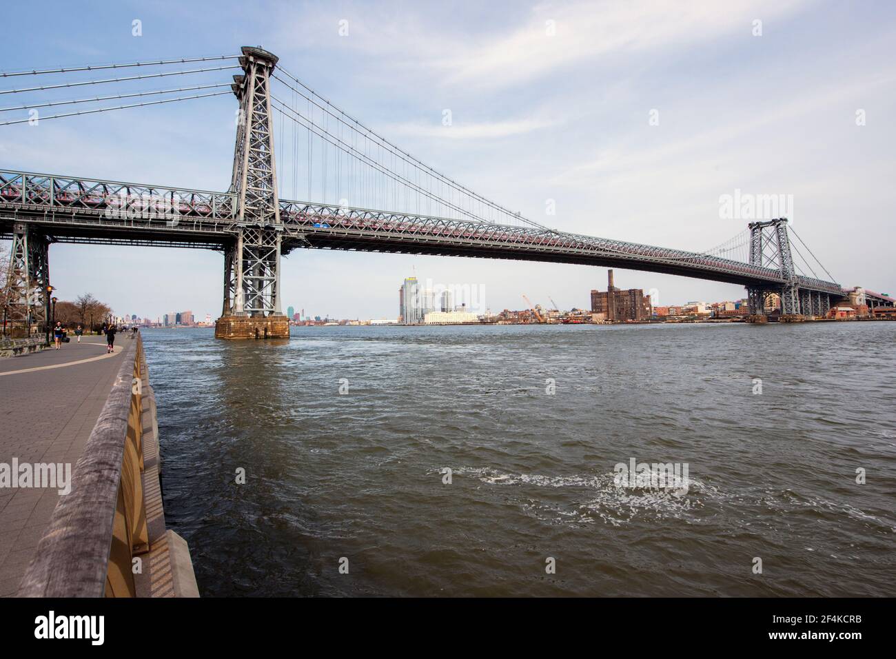 New York City, USA. Blick auf die Williamsburg Bridge vom East River Park Field, Manhattan. Stockfoto