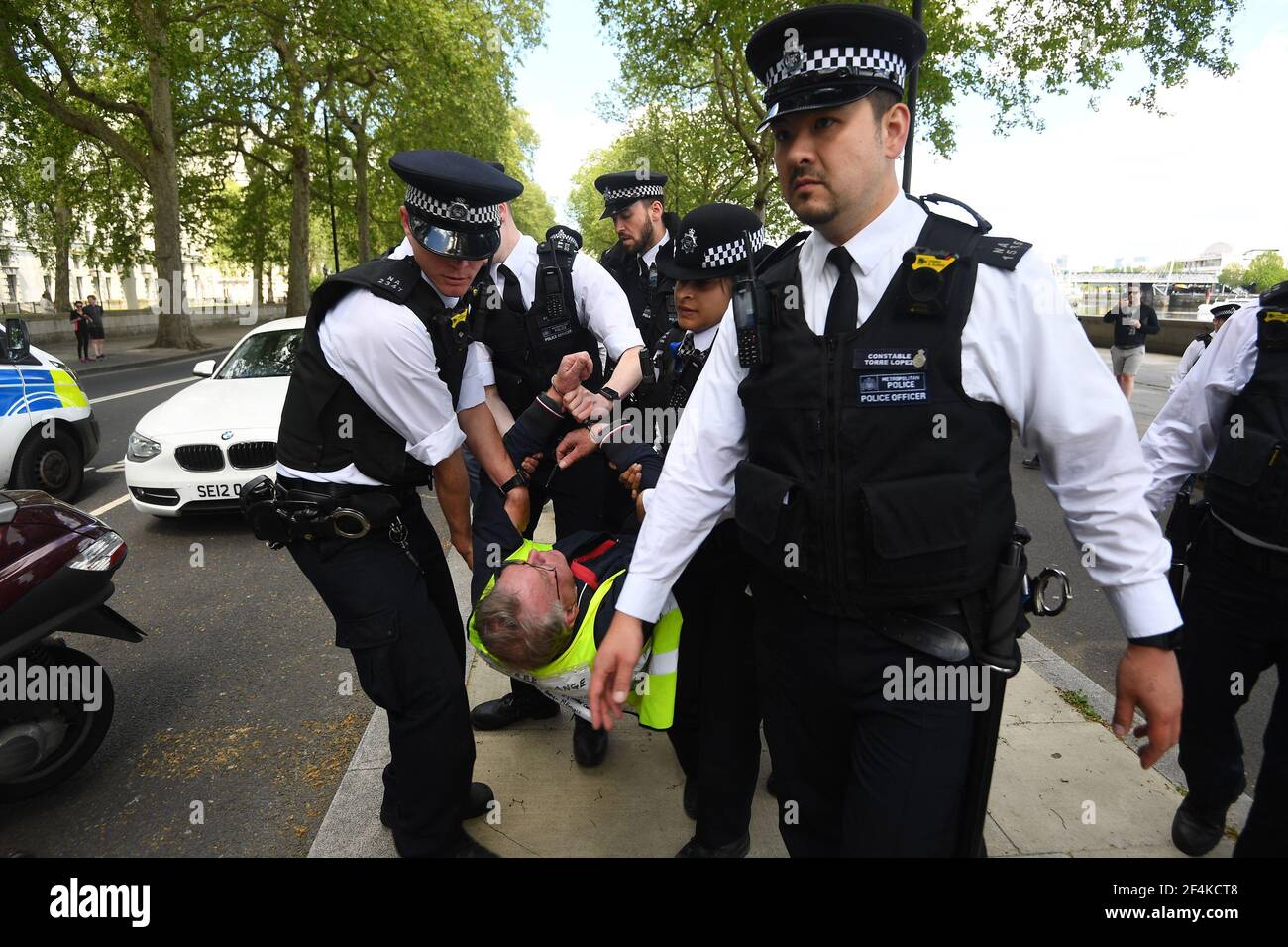 Aktenfoto vom 02/05/20 von einem Mann, der während eines Protestes gegen die Covid-19-Sperre vor dem New Scotland Yard in London von Polizisten mitgenommen wurde. Am Dienstag jährt sich zum ersten Mal die Ankündigung der ersten UK-weiten Sperre am 23. März 2020. Ausgabedatum: Montag, 22. März 2021. Stockfoto