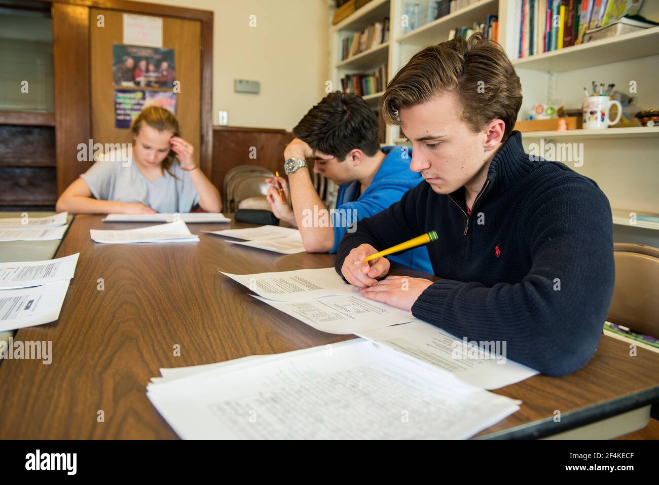 Harrison, New York, USA. Zwei männliche Studenten arbeiten ihre Aufgaben an der Schule für die niederländische Sprache & Kultur. Stockfoto