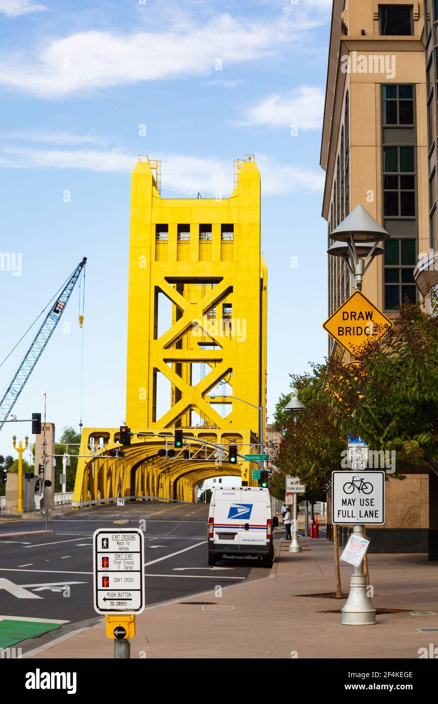 Die vergoldete Tower Bridge über dem Sacramento River, Sacramento, CaliforniaSacramento State Capital of California, Vereinigte Staaten von Amerika. Stockfoto