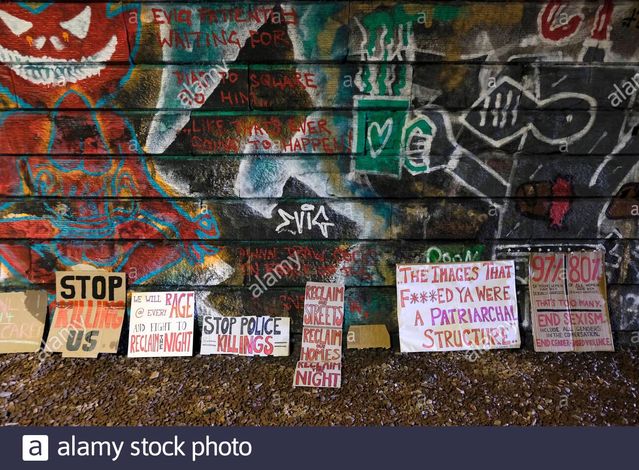 Edinburgh, Schottland, Großbritannien. März 2021, 22nd. Rückforderung dieser Straßen Demonstration wurde am Wochenende im Rodney Street Tunnel statt, nachdem Frauen sagten, sie seien zu ängstlich, um durch ihn in der Nacht zu gehen und die Plakate wurden zu Ehren von Sarah Everard hinterlassen. Kredit: Craig Brown/Alamy Live Nachrichten Stockfoto