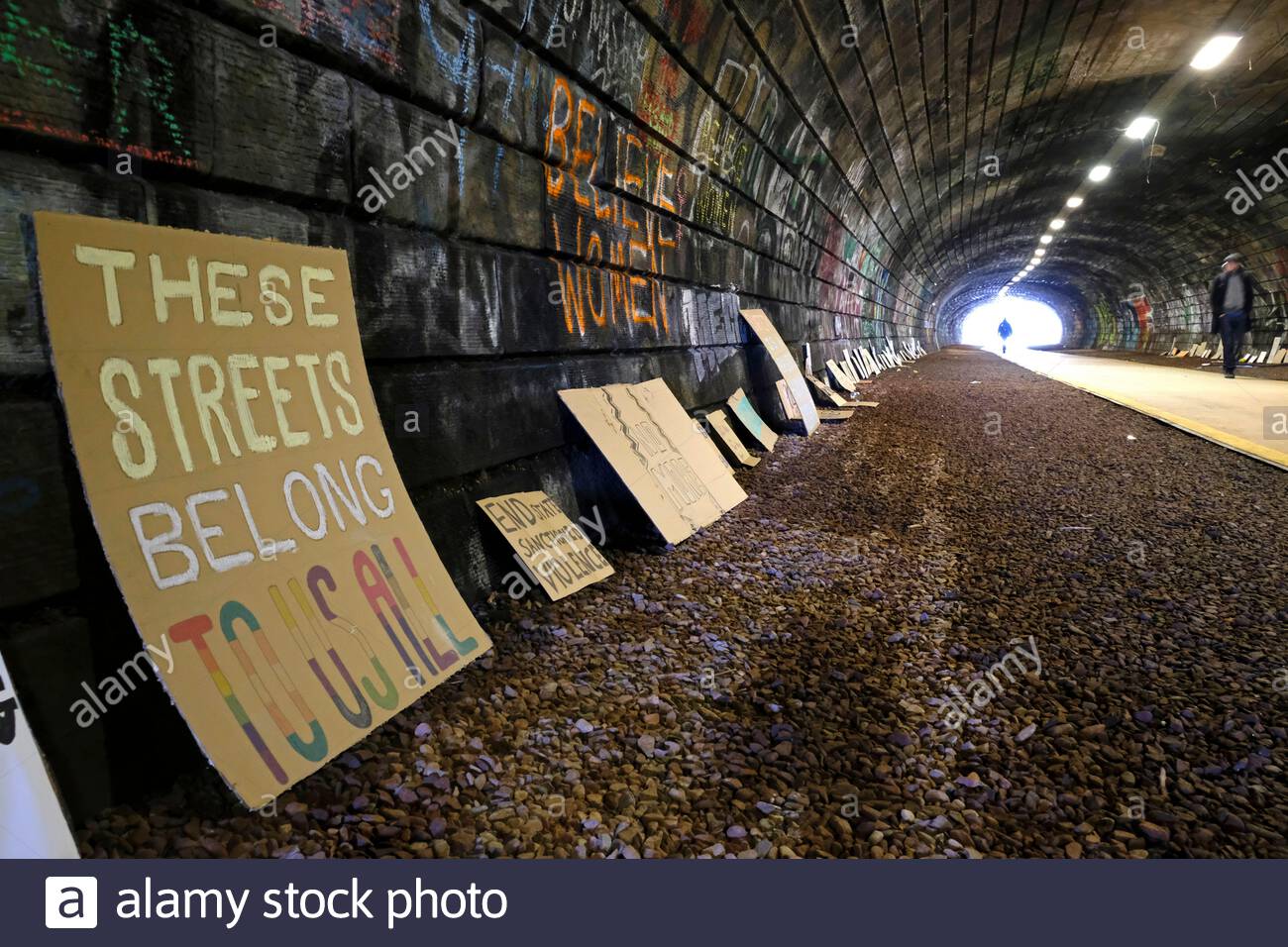 Edinburgh, Schottland, Großbritannien. März 2021, 22nd. Rückforderung dieser Straßen Demonstration wurde am Wochenende im Rodney Street Tunnel statt, nachdem Frauen sagten, sie seien zu ängstlich, um durch ihn in der Nacht zu gehen und die Plakate wurden zu Ehren von Sarah Everard hinterlassen. Kredit: Craig Brown/Alamy Live Nachrichten Stockfoto