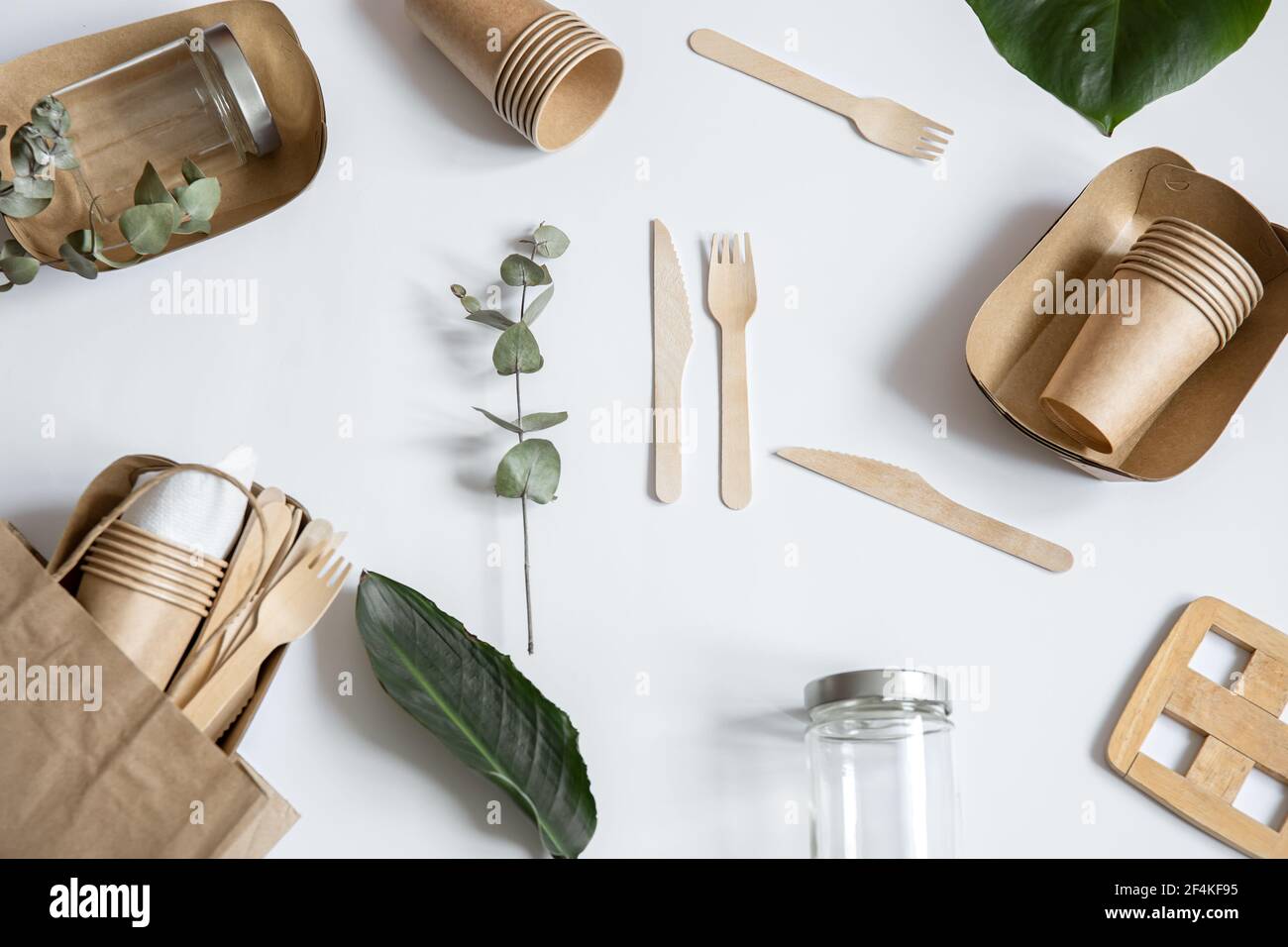 Umweltfreundliches Einweggeschirr. Das Konzept der Rettung des Planeten, die Ablehnung von Plastik. Stockfoto