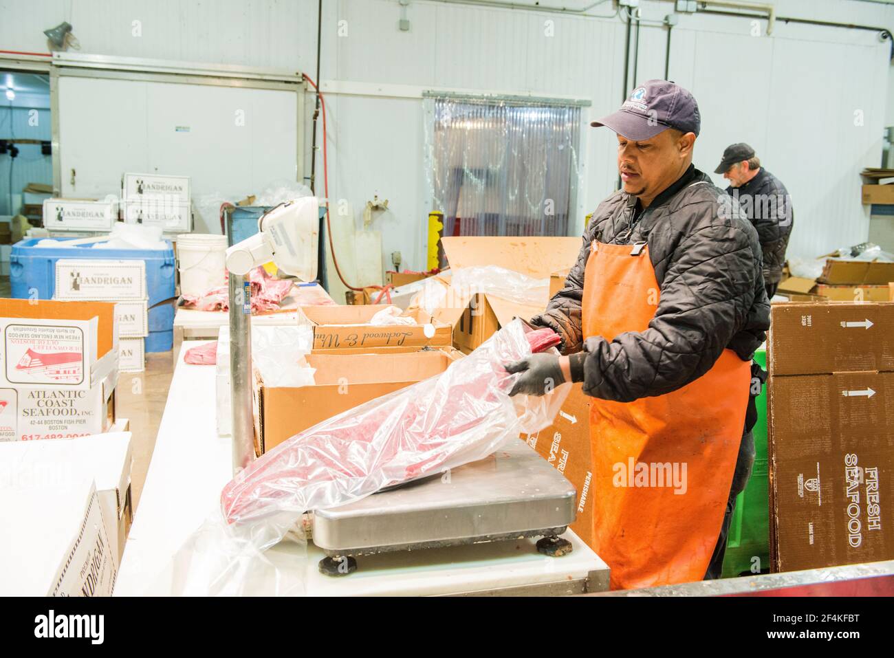 New York City, USA. Großhandelsmarkt Stall Mitarbeiter Vorbereitung Aufträge für Kunden auf dem New Fulton Fish Market, Hunts Point, die Bronx. Stockfoto