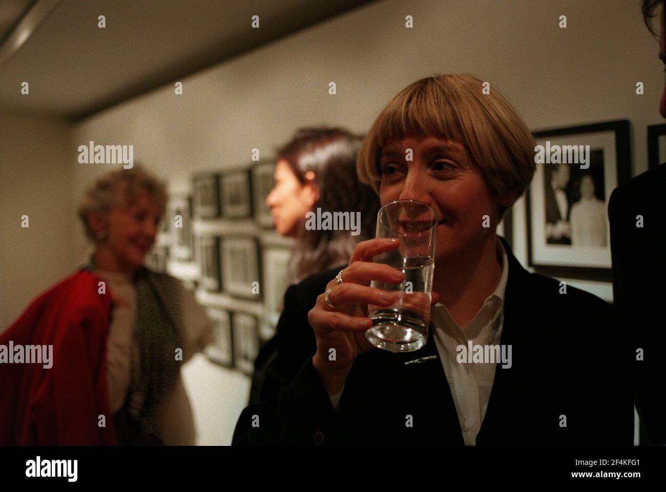 Victoria Wood Schauspielerin/Comedian November 98At Fotocall für die neue BBC Sitcom Dinnerladies, die sie schrieb und Stars in mit Thelma Barlow und Julie Walters trinken aus Glas Stockfoto