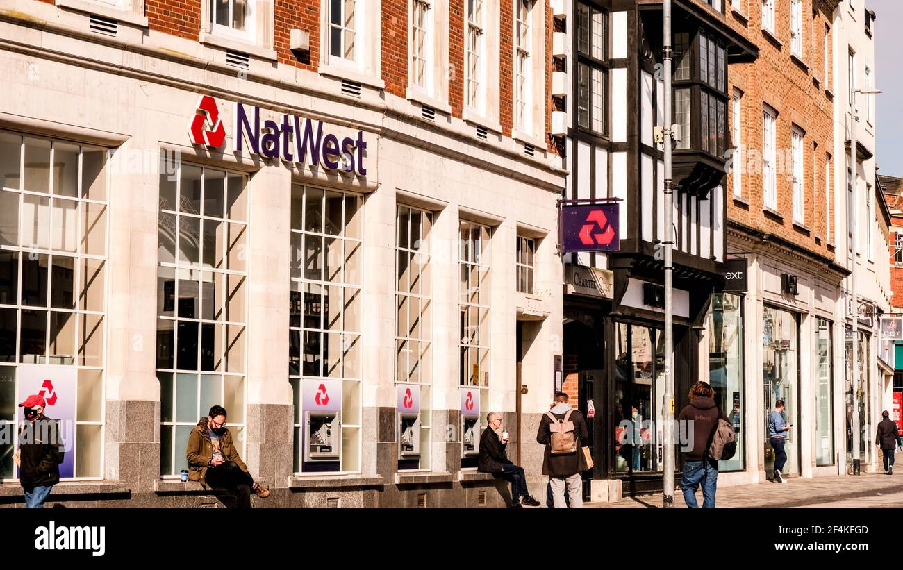 London, Großbritannien, März 22 2021, NatWest National Westminster Bank Building mit Leuten, die draußen warten Stockfoto