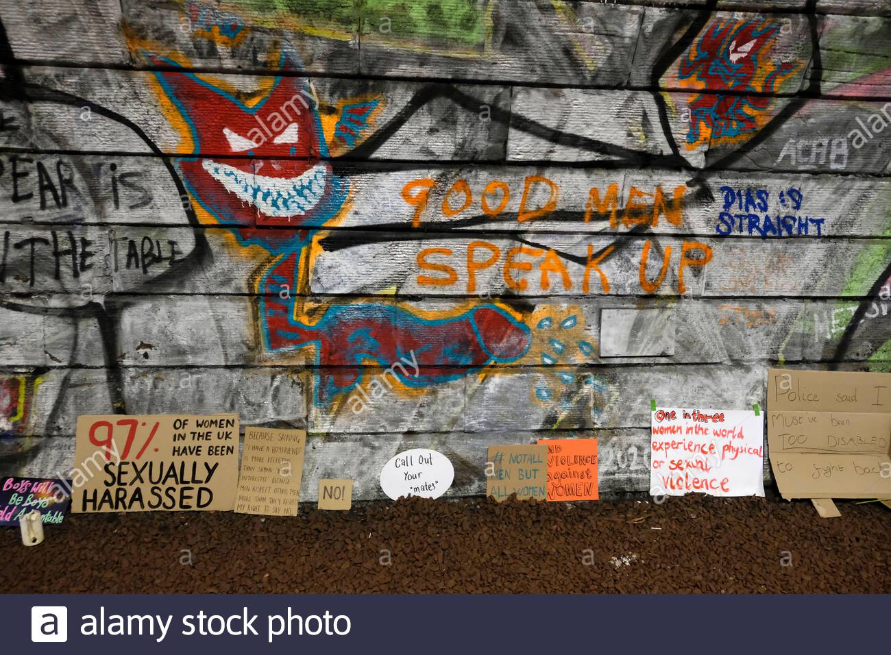 Edinburgh, Schottland, Großbritannien. März 2021, 22nd. Rückforderung dieser Straßen Demonstration wurde am Wochenende im Rodney Street Tunnel statt, nachdem Frauen sagten, sie seien zu ängstlich, um durch ihn in der Nacht zu gehen und die Plakate wurden zu Ehren von Sarah Everard hinterlassen. Kredit: Craig Brown/Alamy Live Nachrichten Stockfoto