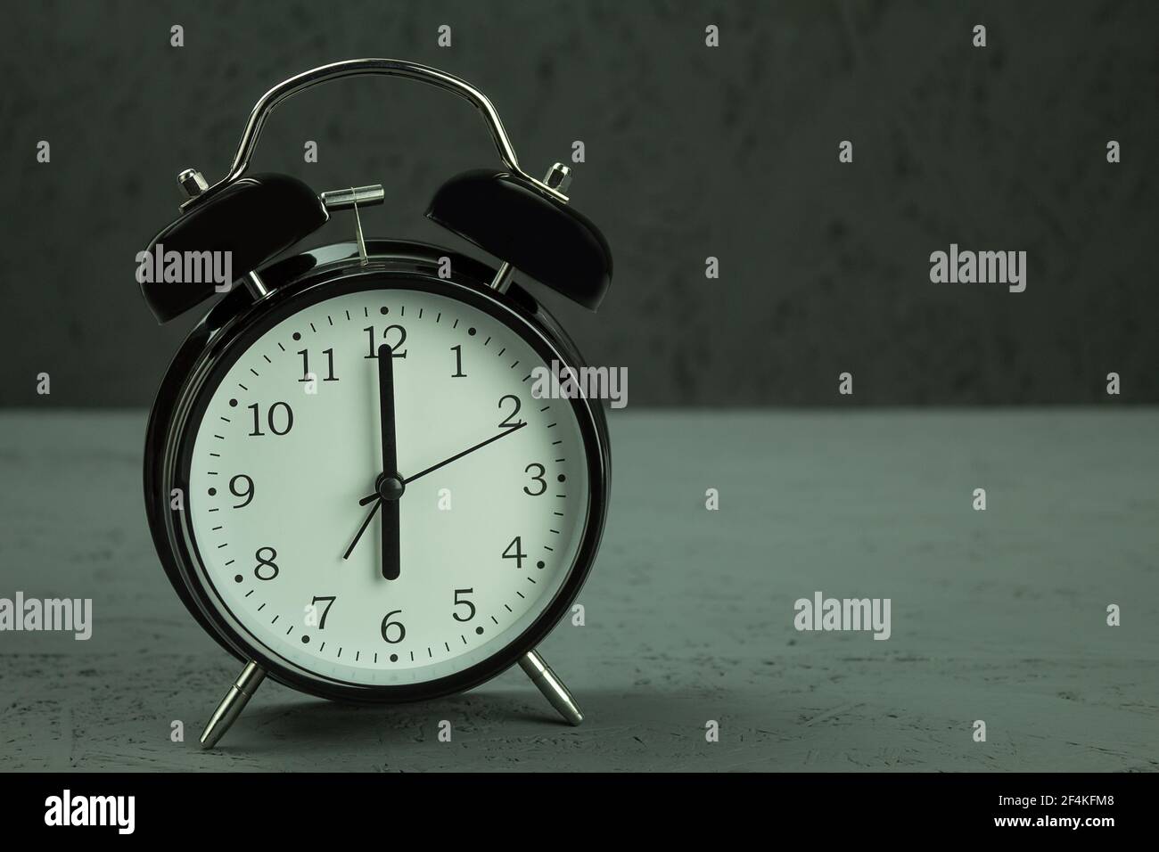 Wecker, auf dem sechs Uhr. Uhr im Vintage-Stil, 6 Uhr, auf dunklem Holzgrund. Platz für Text kopieren Stockfoto