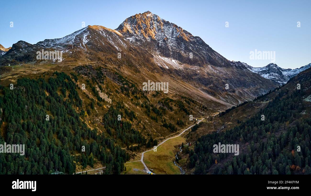 Eine schöne Landschaft von Bergen und Bäumen Stockfoto