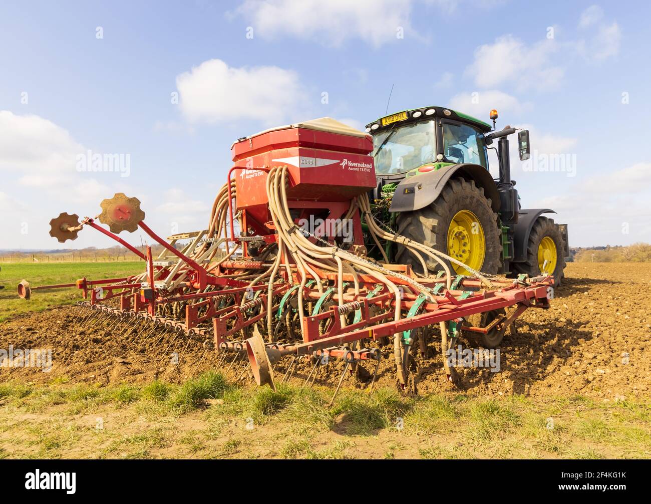 Traktor mit Sämaschine Aussaat Samen im Frühjahr. Rückansicht. Hertfordshire. VEREINIGTES KÖNIGREICH Stockfoto