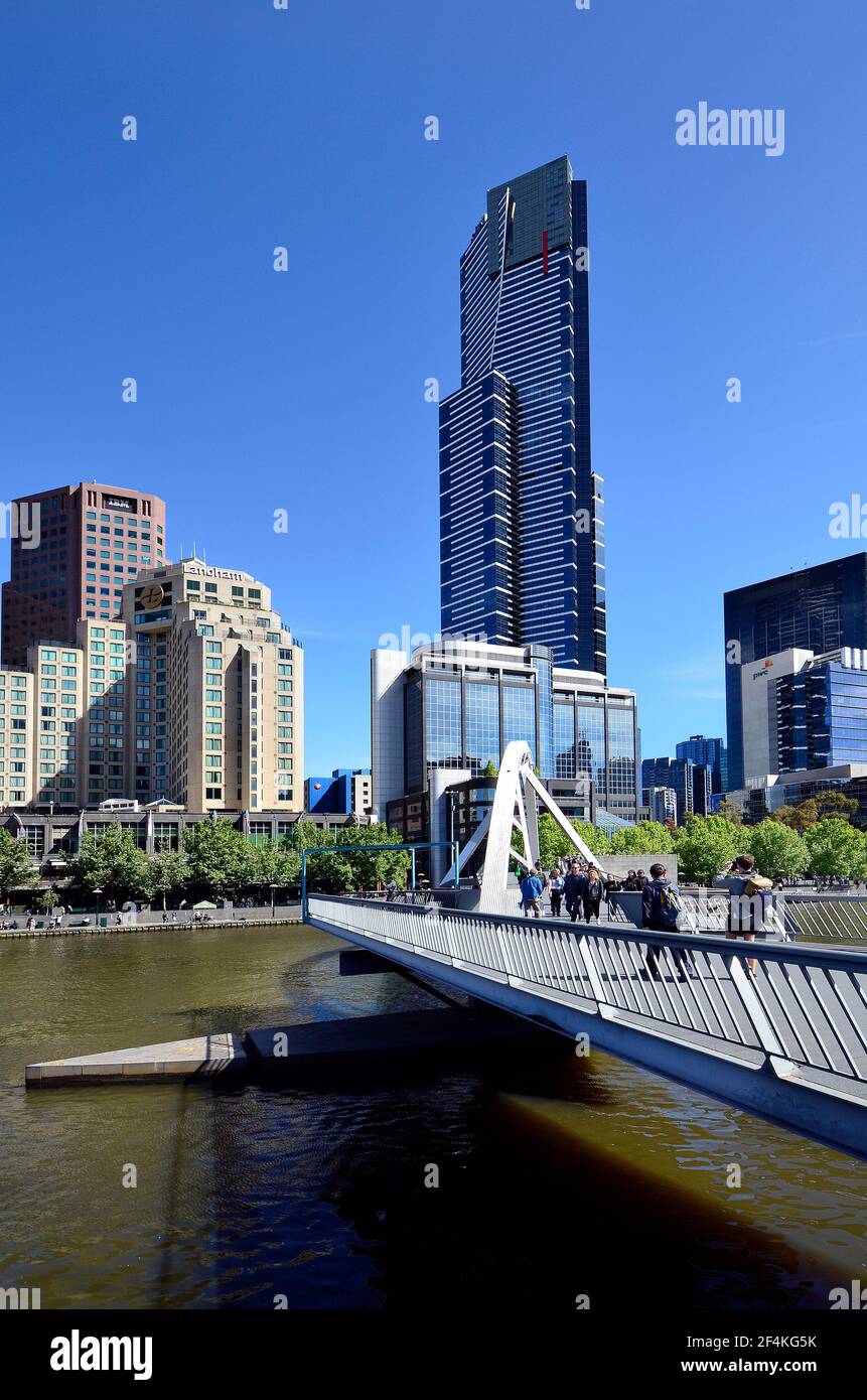 Melbourne, VIC, Australien - November 05, 2017: Unbekannter Menschen auf Evan Walker Fußgängerbrücke über den Fluss Yarra, Gebäude und Eureka Tower in Southbank Stockfoto