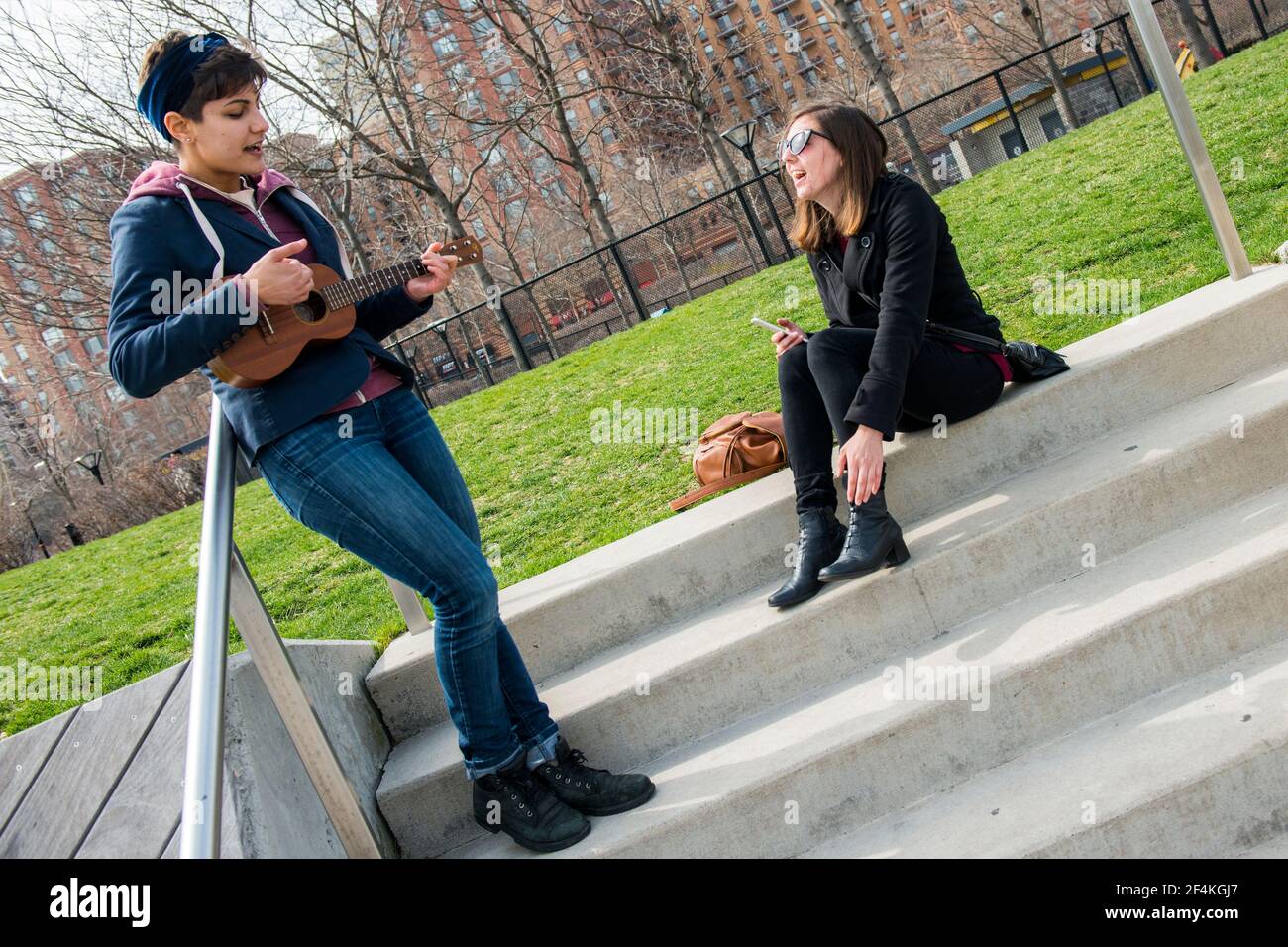 Jersey City, New Jersey, USA. Zwei Studentinnen genießen ihre Musikinstrumente. Stockfoto