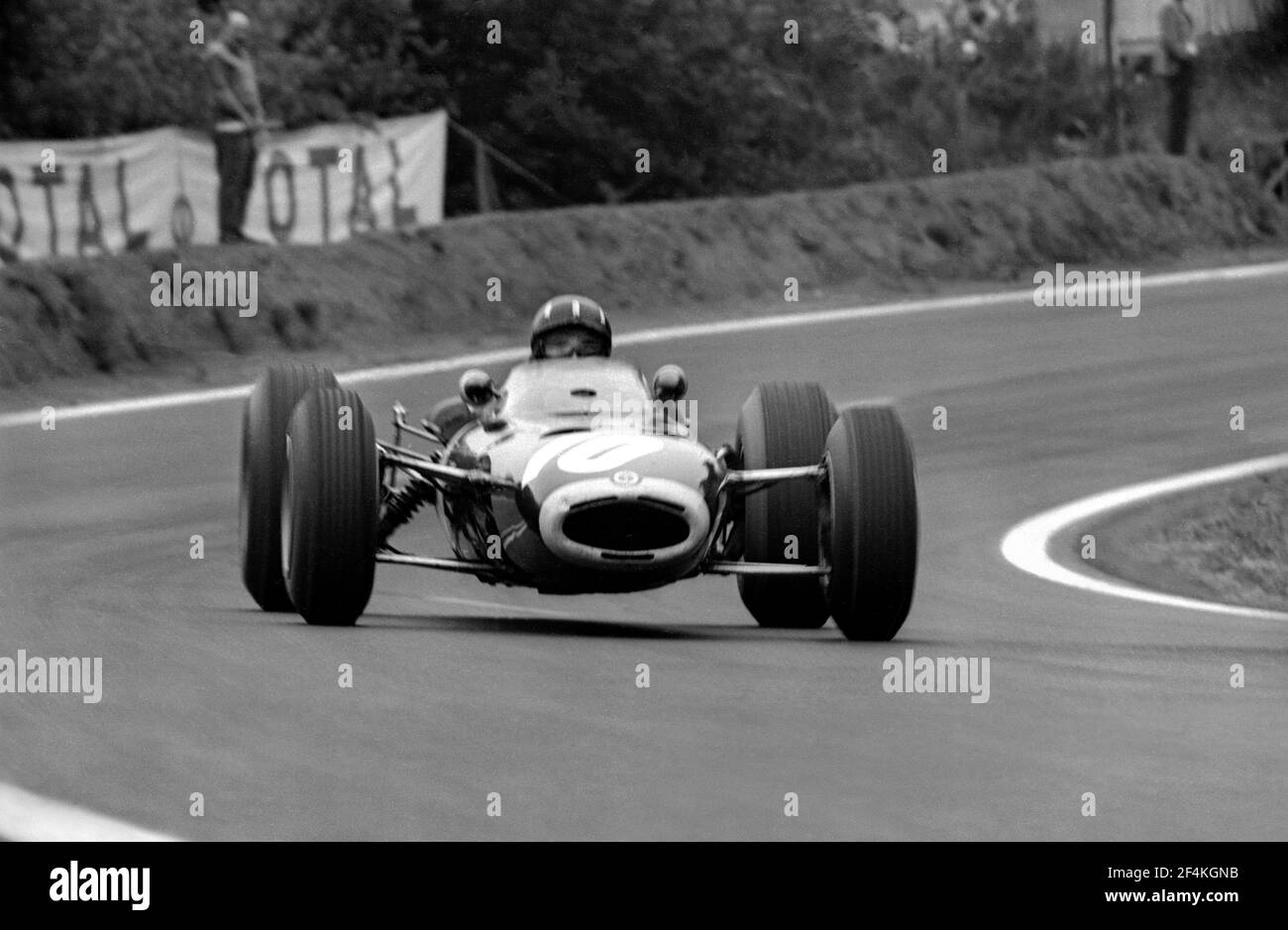 Graham HILL fährt BRM F1 Auto in voller Geschwindigkeit während 1965 Grand Prix de France, in Charade Circuit in der Nähe von Clermont-Ferrand. Stockfoto
