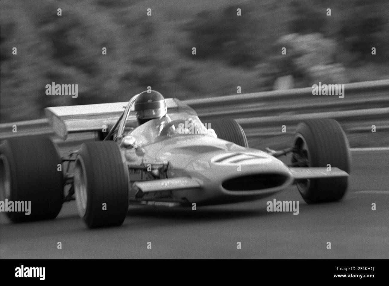 Dan GURNEY fährt McLaren-Ford F1-Auto in voller Geschwindigkeit während 1970 Grand Prix de France, in Charade Circuit in der Nähe von Clermont-Ferrand. Stockfoto